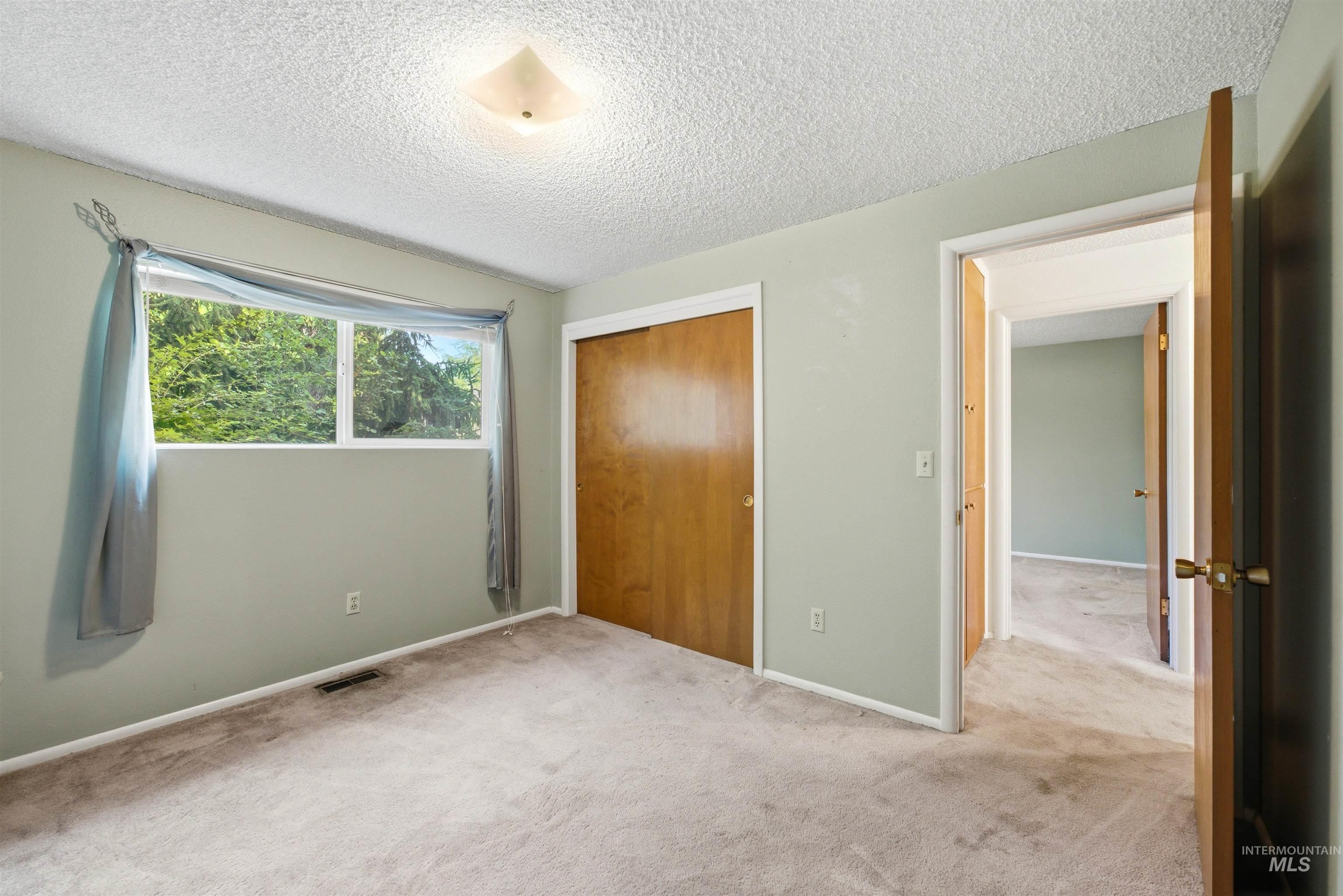 8457 W Pembrook Dr, Boise, Idaho 83704, 3 Bedrooms, 2 Bathrooms, Residential For Sale, Price $484,900, 98993299