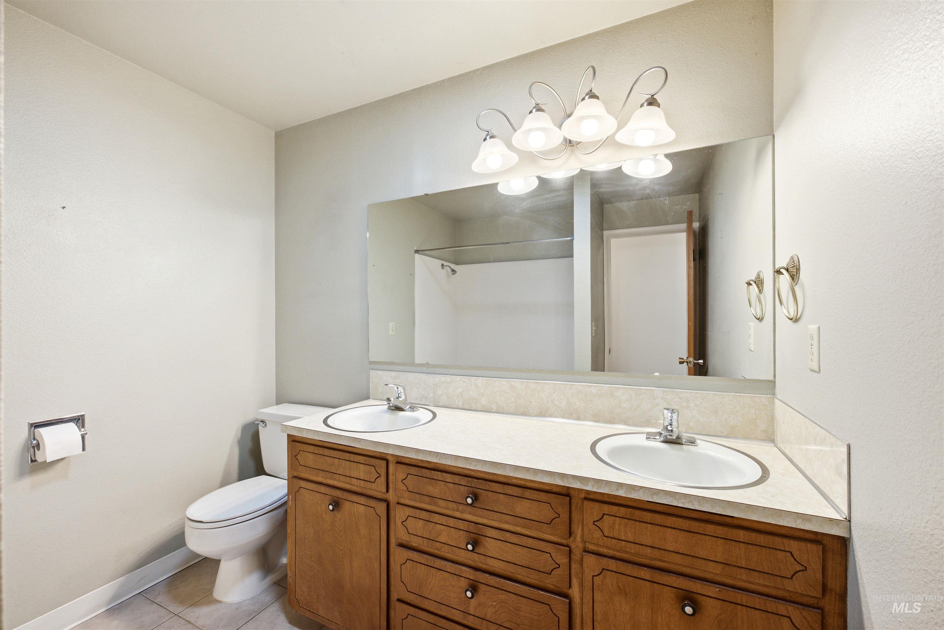 8457 W Pembrook Dr, Boise, Idaho 83704, 3 Bedrooms, 2 Bathrooms, Residential For Sale, Price $484,900, 98993299