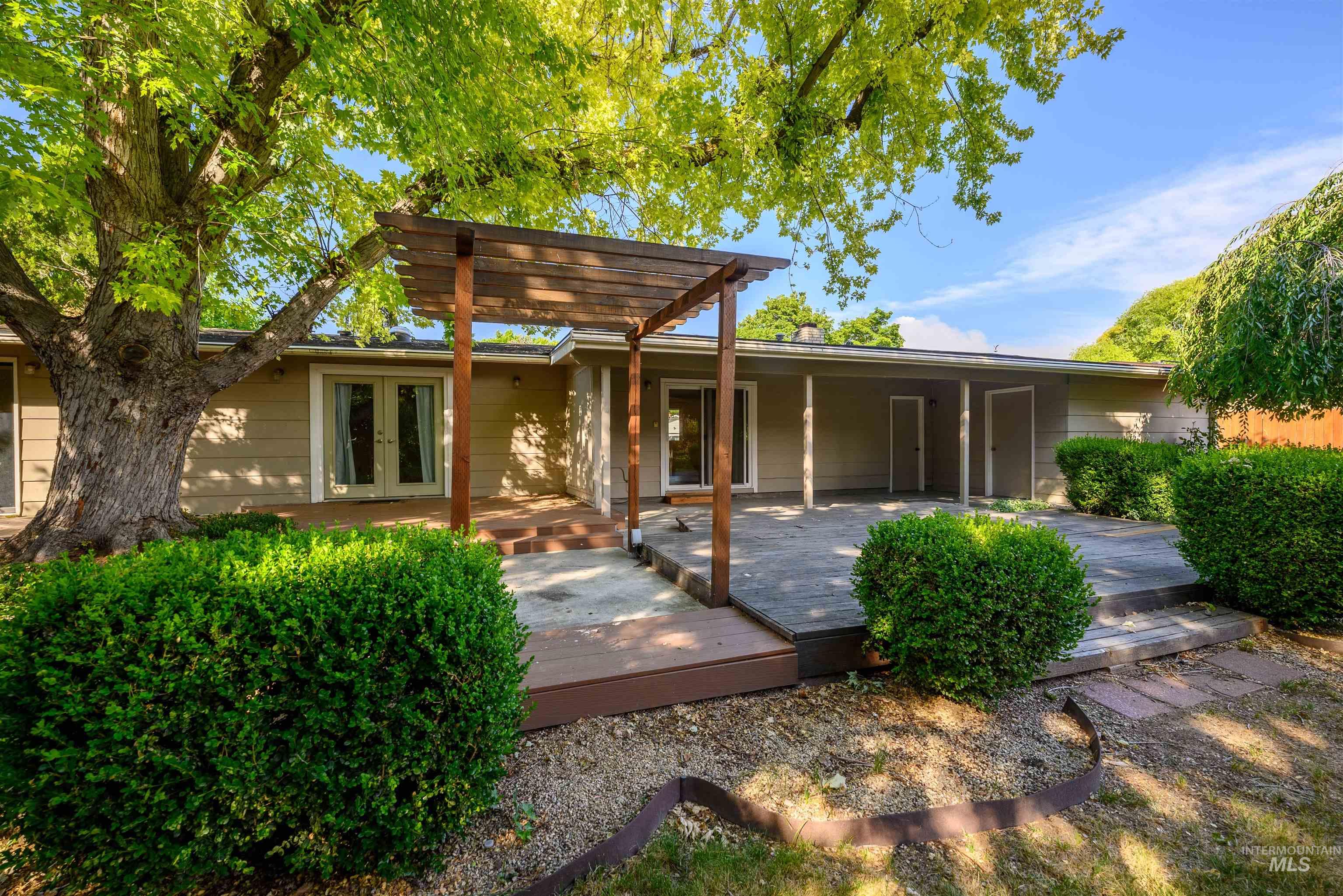 8457 W Pembrook Dr, Boise, Idaho 83704, 3 Bedrooms, 2 Bathrooms, Residential For Sale, Price $484,900, 98993299