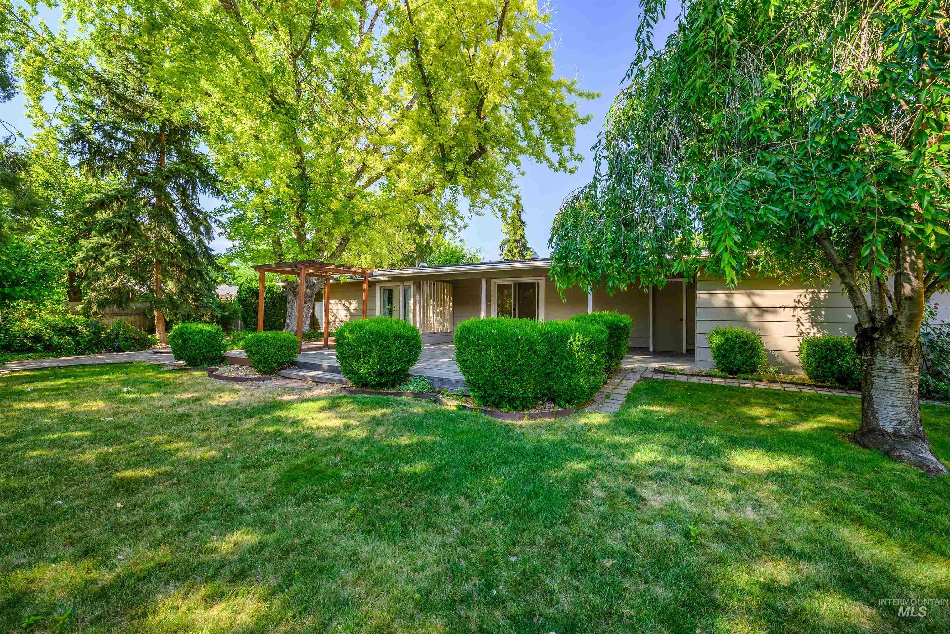 8457 W Pembrook Dr, Boise, Idaho 83704, 3 Bedrooms, 2 Bathrooms, Residential For Sale, Price $484,900, 98993299