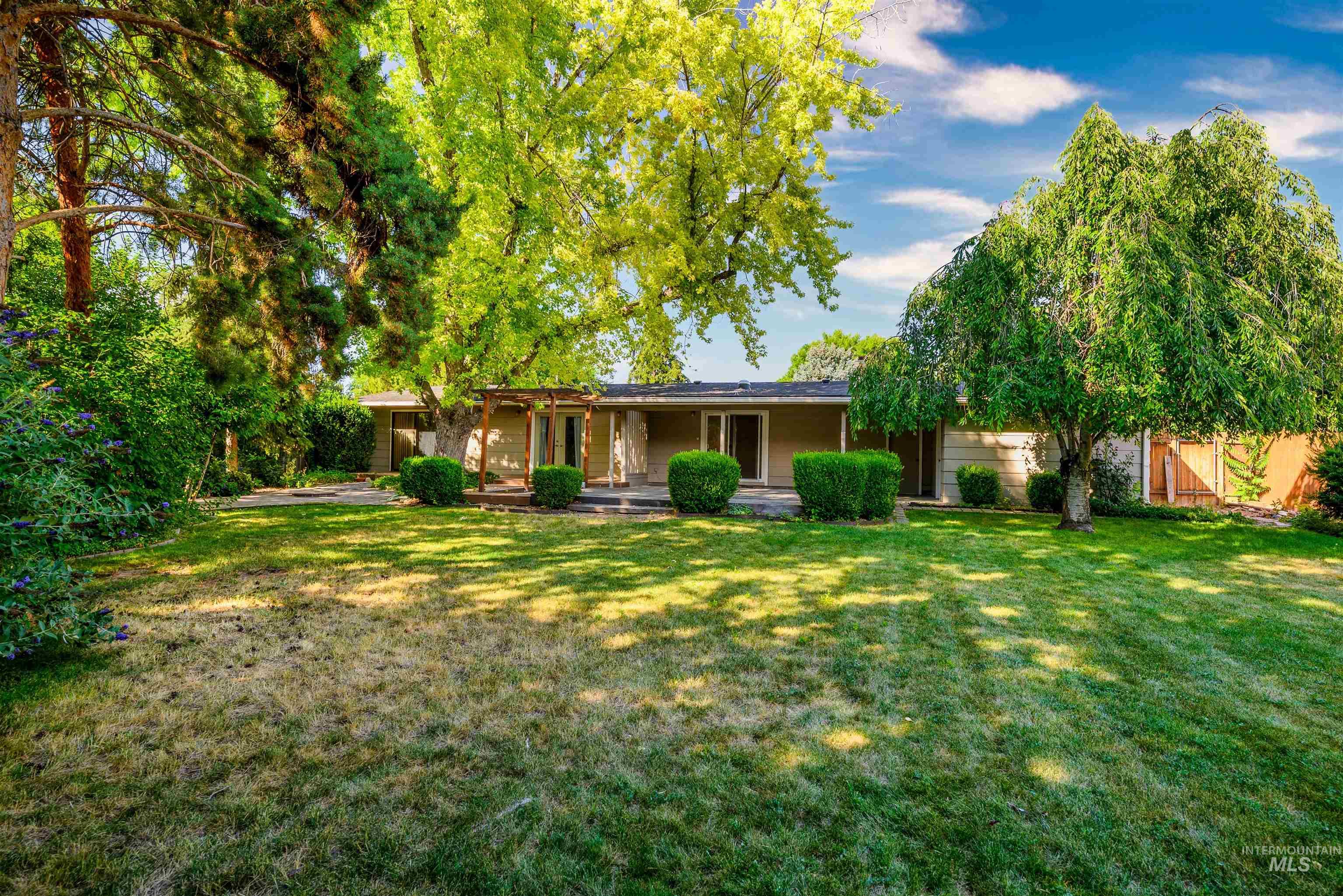 8457 W Pembrook Dr, Boise, Idaho 83704, 3 Bedrooms, 2 Bathrooms, Residential For Sale, Price $484,900, 98993299