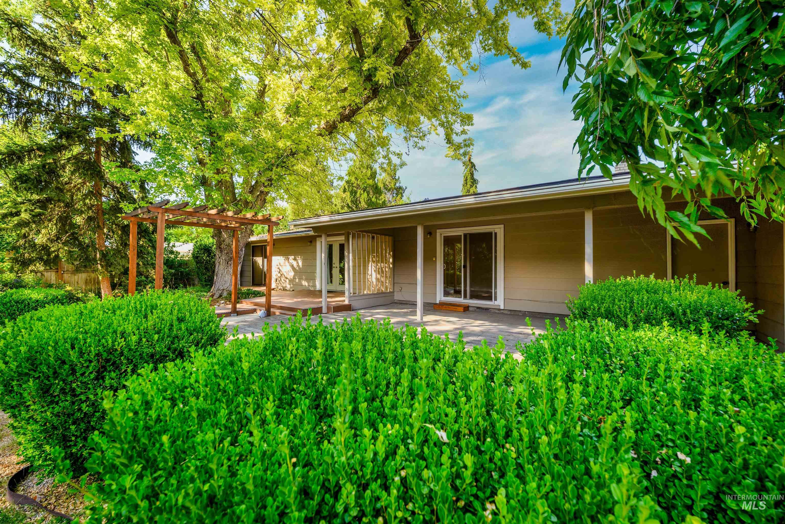 8457 W Pembrook Dr, Boise, Idaho 83704, 3 Bedrooms, 2 Bathrooms, Residential For Sale, Price $484,900, 98993299
