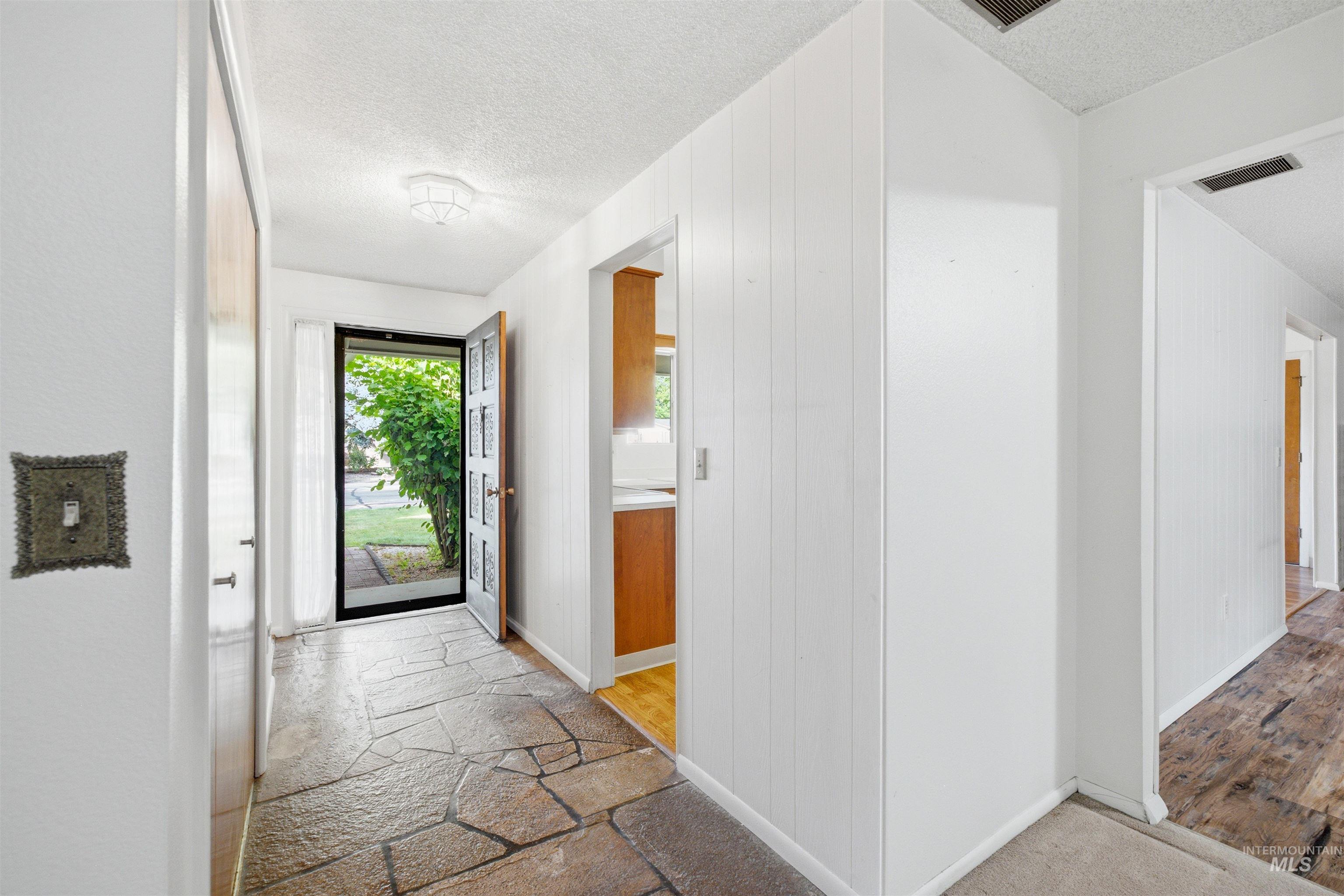 8457 W Pembrook Dr, Boise, Idaho 83704, 3 Bedrooms, 2 Bathrooms, Residential For Sale, Price $484,900, 98993299