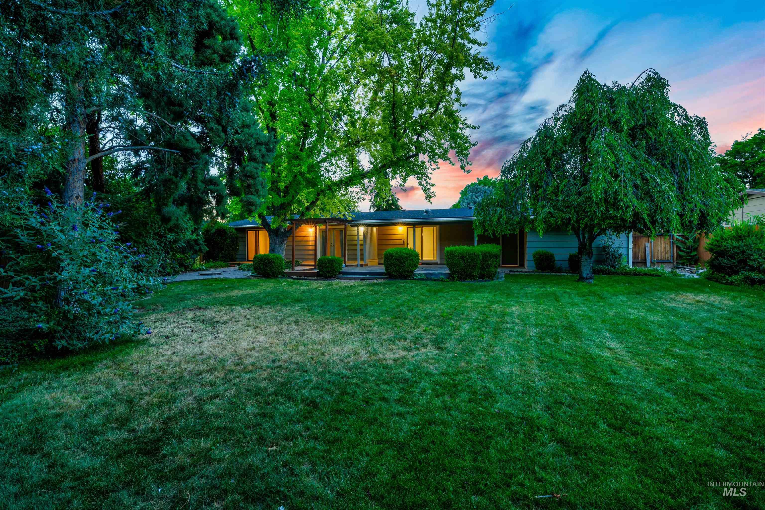 8457 W Pembrook Dr, Boise, Idaho 83704, 3 Bedrooms, 2 Bathrooms, Residential For Sale, Price $484,900, 98993299