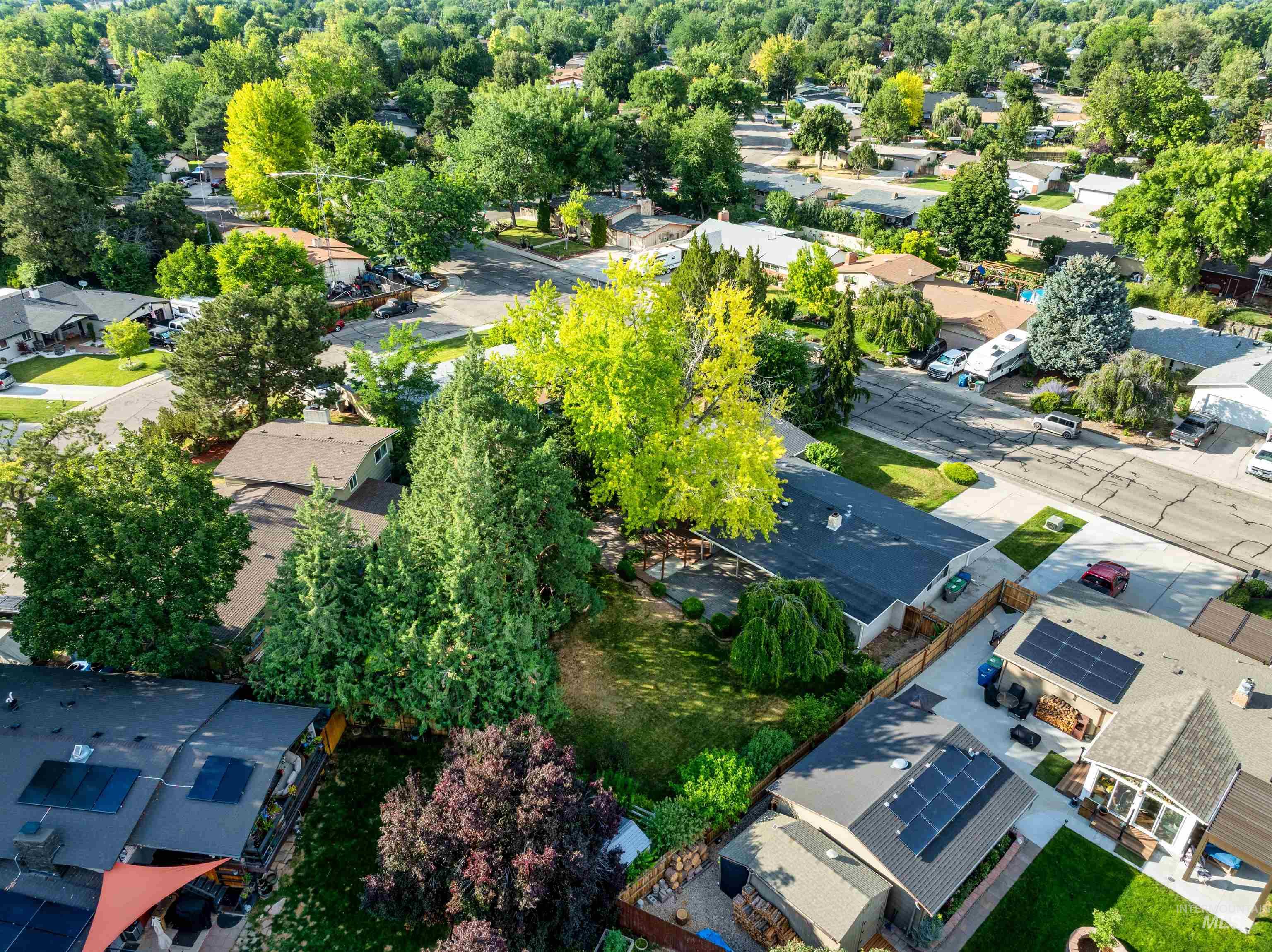 8457 W Pembrook Dr, Boise, Idaho 83704, 3 Bedrooms, 2 Bathrooms, Residential For Sale, Price $484,900, 98993299