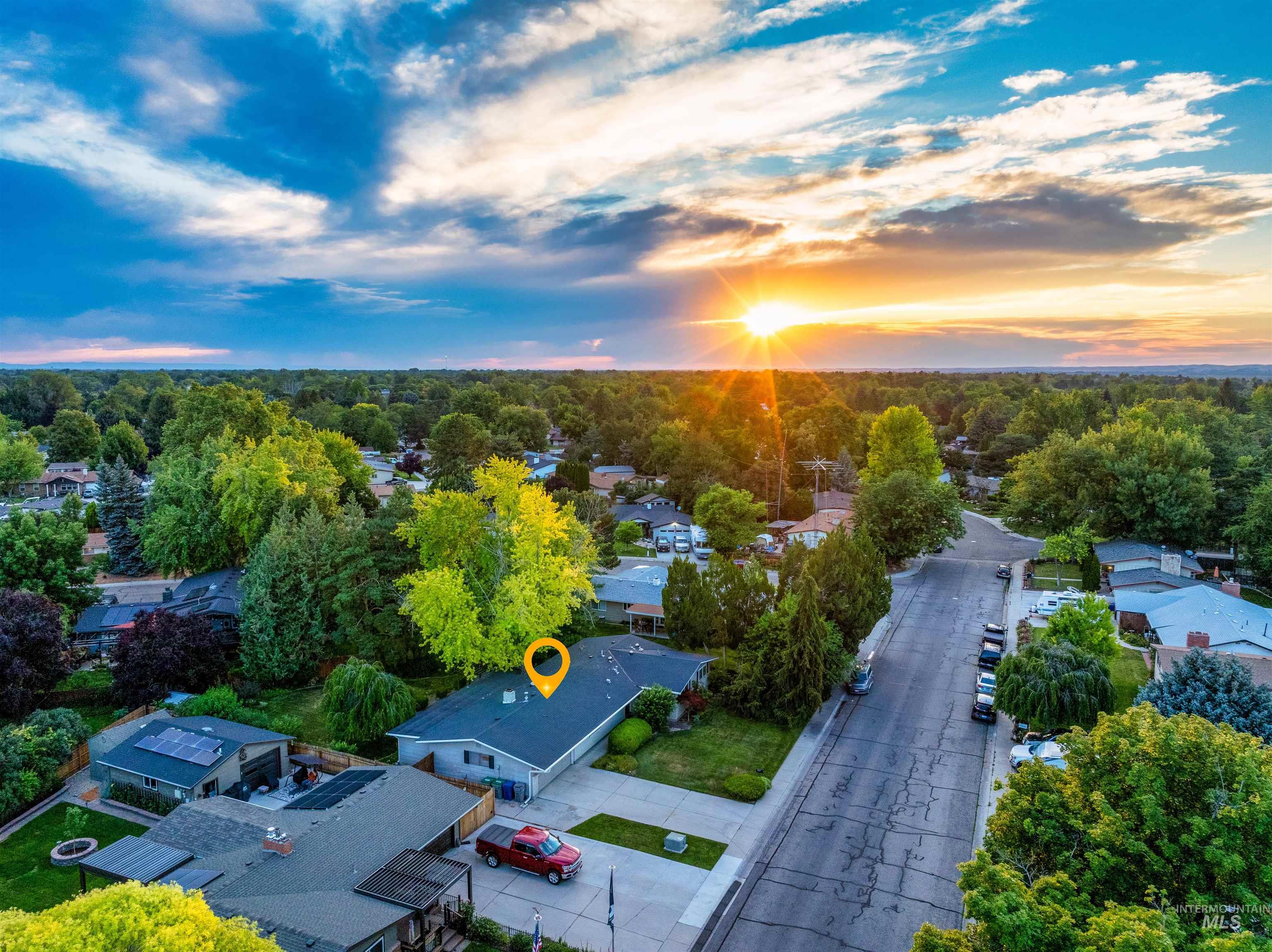 8457 W Pembrook Dr, Boise, Idaho 83704, 3 Bedrooms, 2 Bathrooms, Residential For Sale, Price $484,900, 98993299