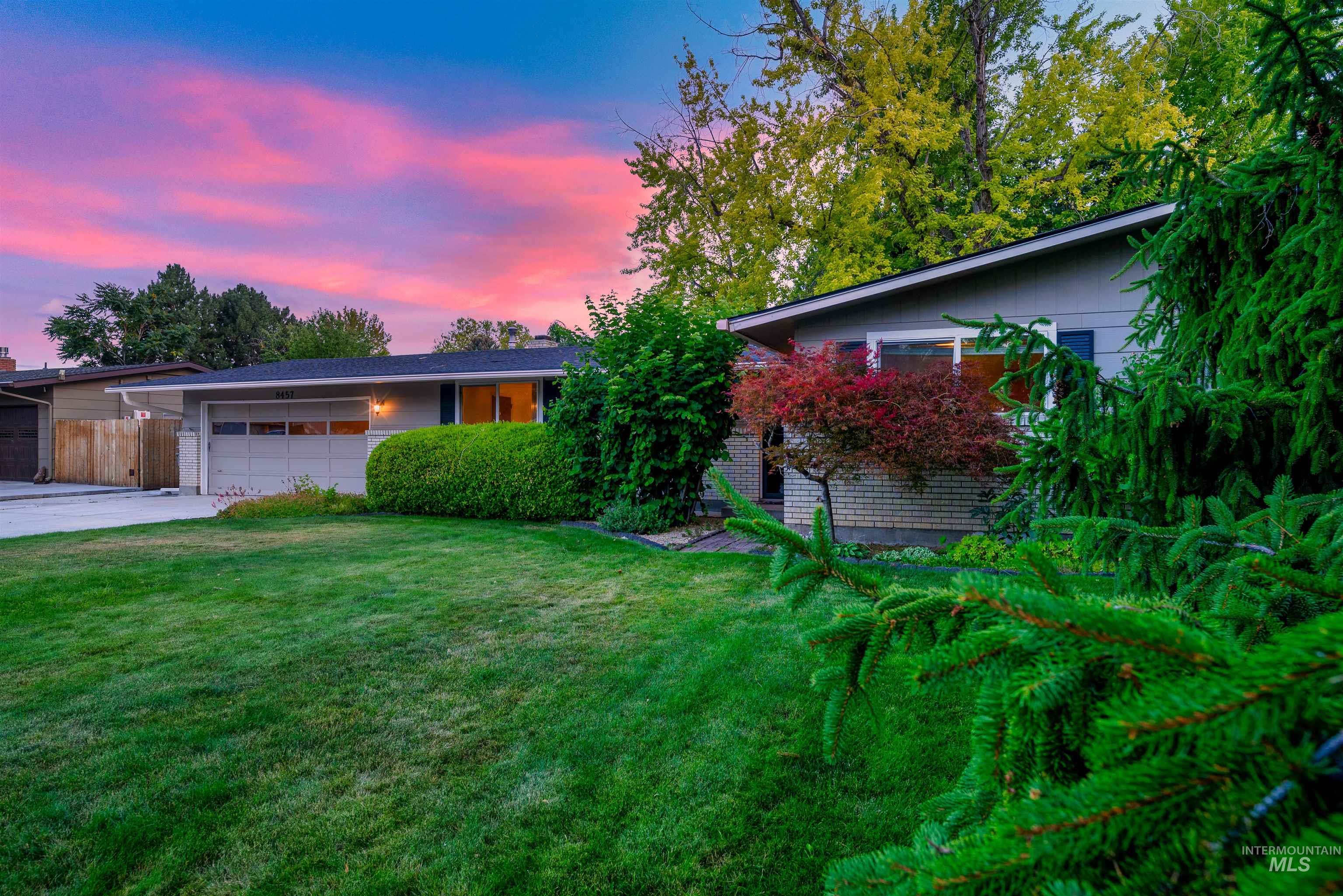 8457 W Pembrook Dr, Boise, Idaho 83704, 3 Bedrooms, 2 Bathrooms, Residential For Sale, Price $484,900, 98993299