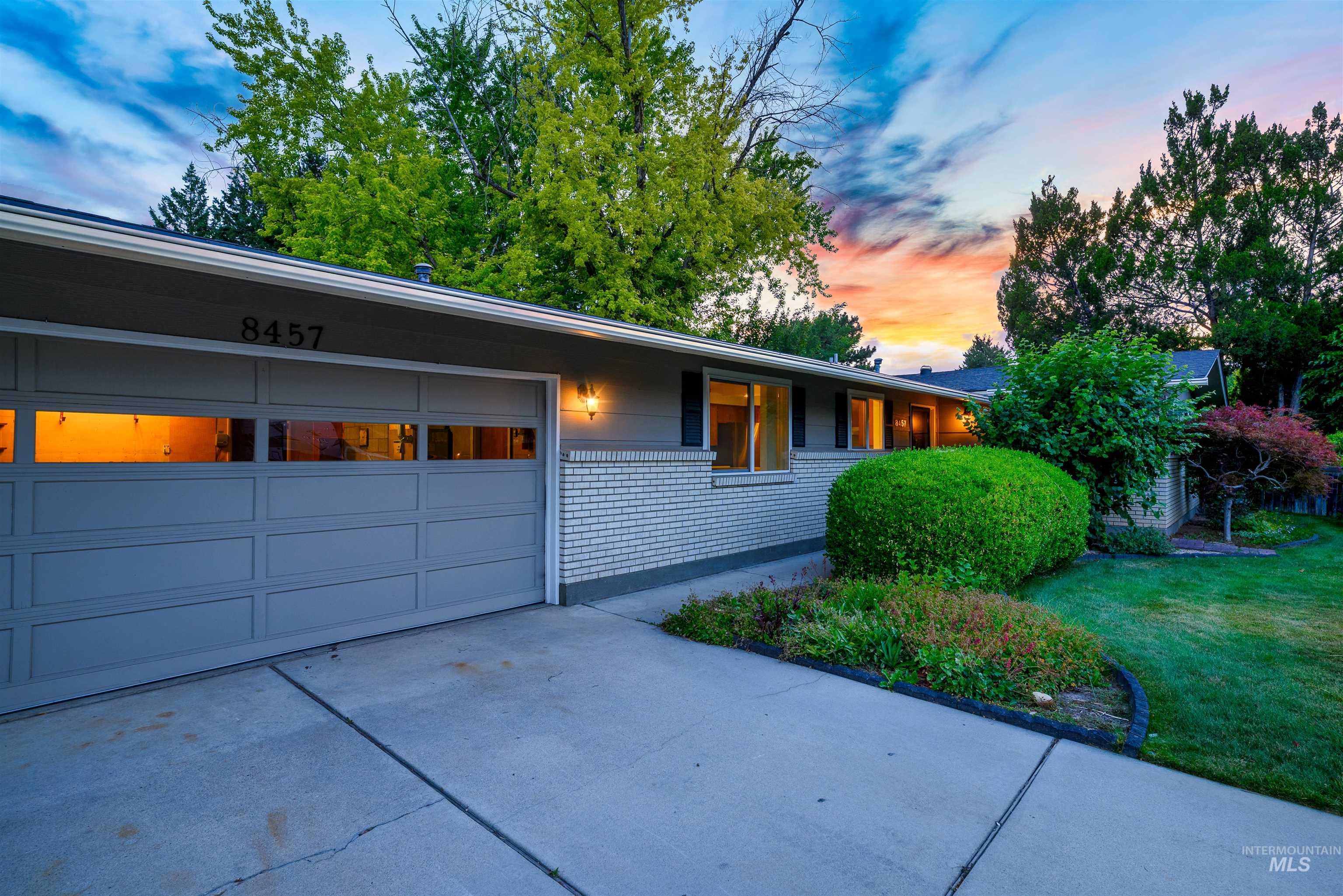 8457 W Pembrook Dr, Boise, Idaho 83704, 3 Bedrooms, 2 Bathrooms, Residential For Sale, Price $484,900, 98993299