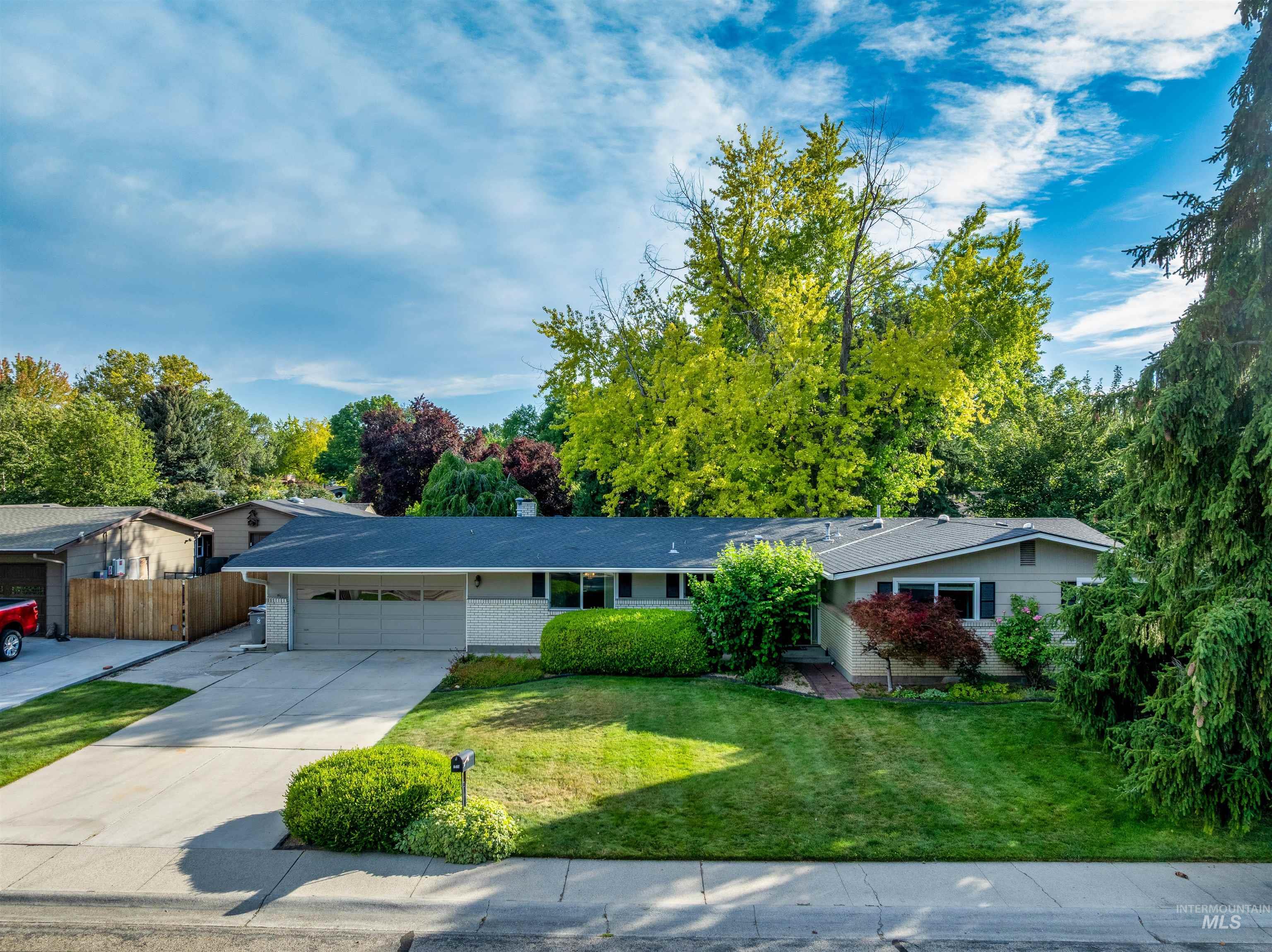 8457 W Pembrook Dr, Boise, Idaho 83704, 3 Bedrooms, 2 Bathrooms, Residential For Sale, Price $484,900, 98993299
