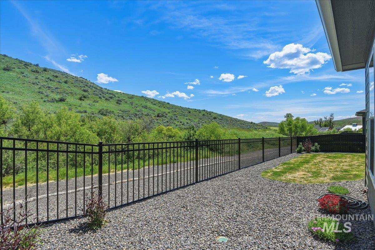 6519 E Richter Dr, Eagle, Idaho 83629, 3 Bedrooms, 2 Bathrooms, Residential For Sale, Price $574,990,MLS 98993308