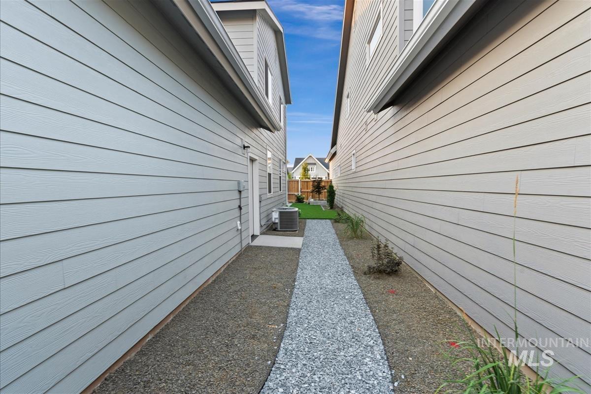 1055 E Escalation St, Meridian, Idaho 83642, 4 Bedrooms, 3 Bathrooms, Residential For Sale, Price $619,900,MLS 98993319