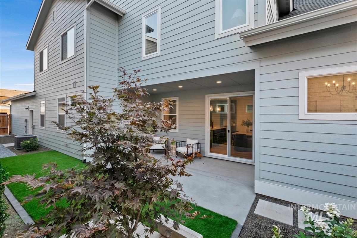 1055 E Escalation St, Meridian, Idaho 83642, 4 Bedrooms, 3 Bathrooms, Residential For Sale, Price $619,900,MLS 98993319