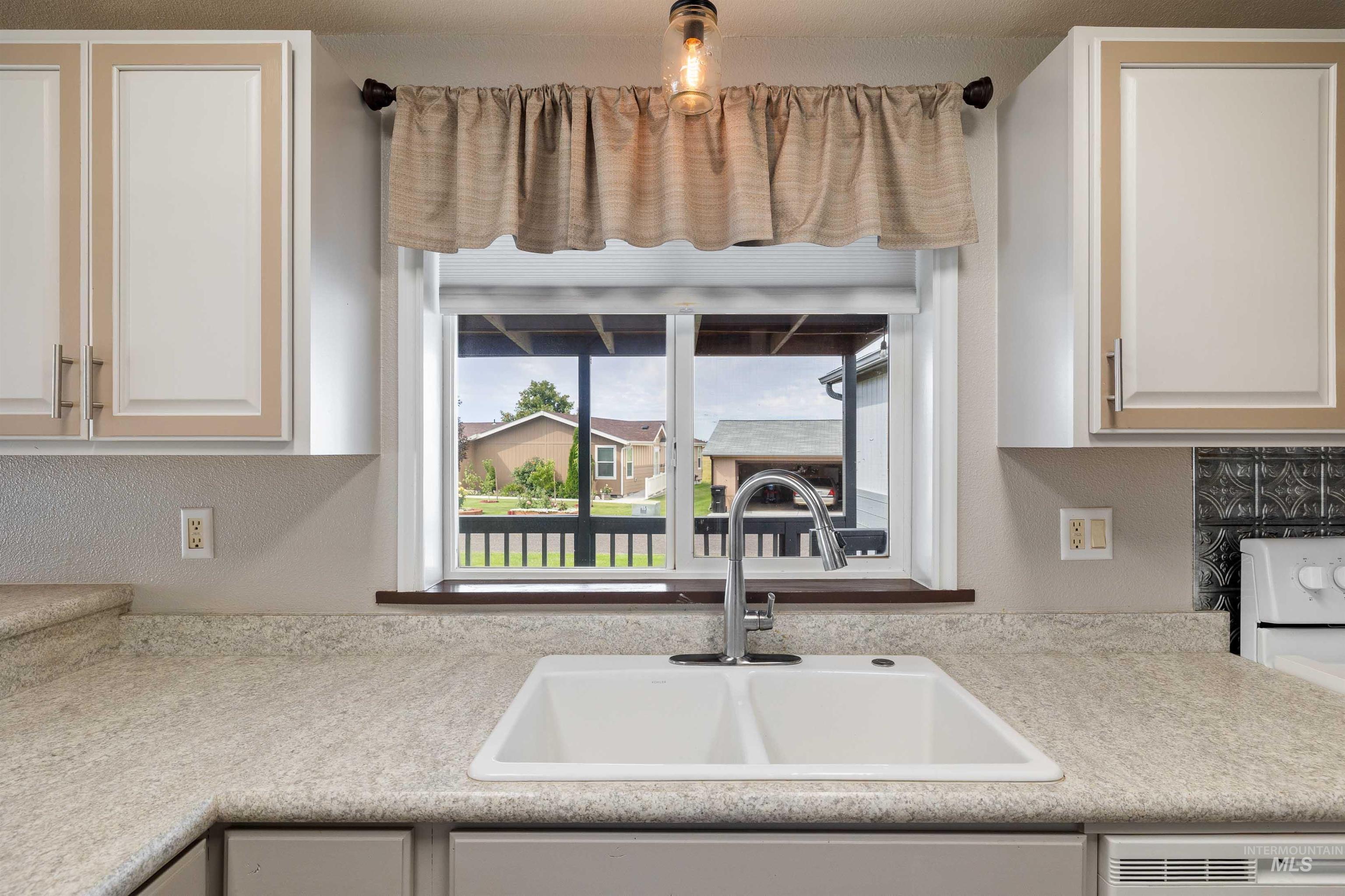 910 Moonglo, Buhl, Idaho 83316, 3 Bedrooms, 2 Bathrooms, Residential For Sale, Price $179,900, 98993330