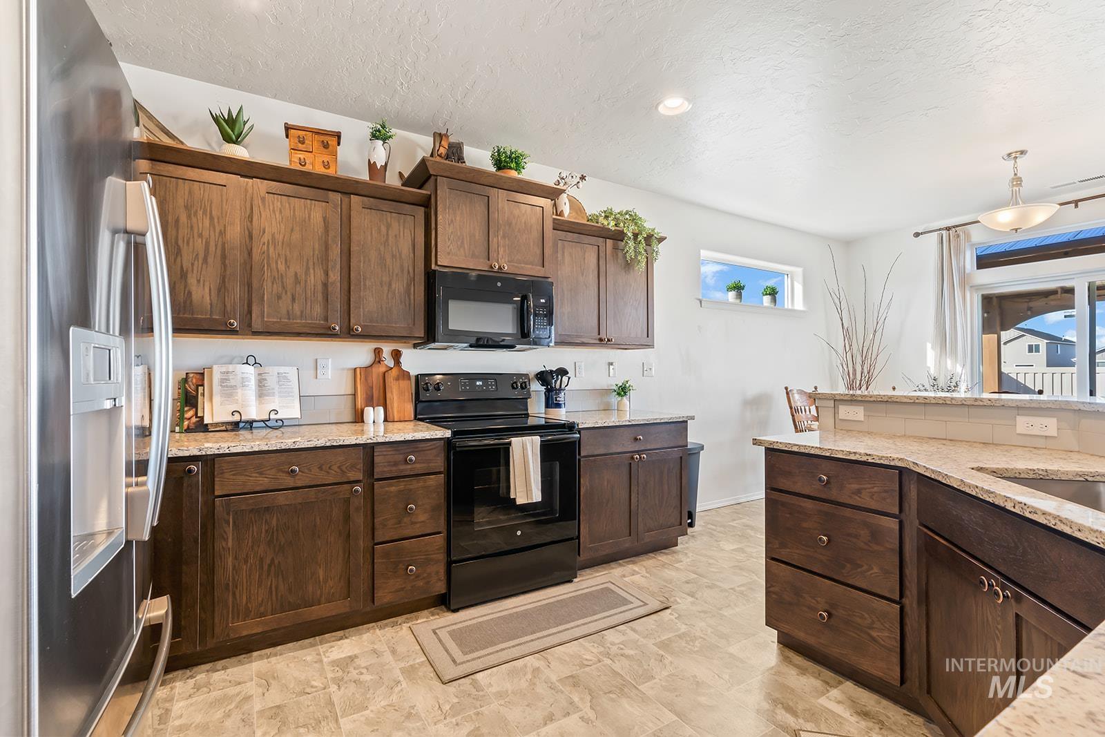 3905 Winged Dove St., Caldwell, Idaho 83605, 3 Bedrooms, 2 Bathrooms, Residential For Sale, Price $389,000,MLS 98993361