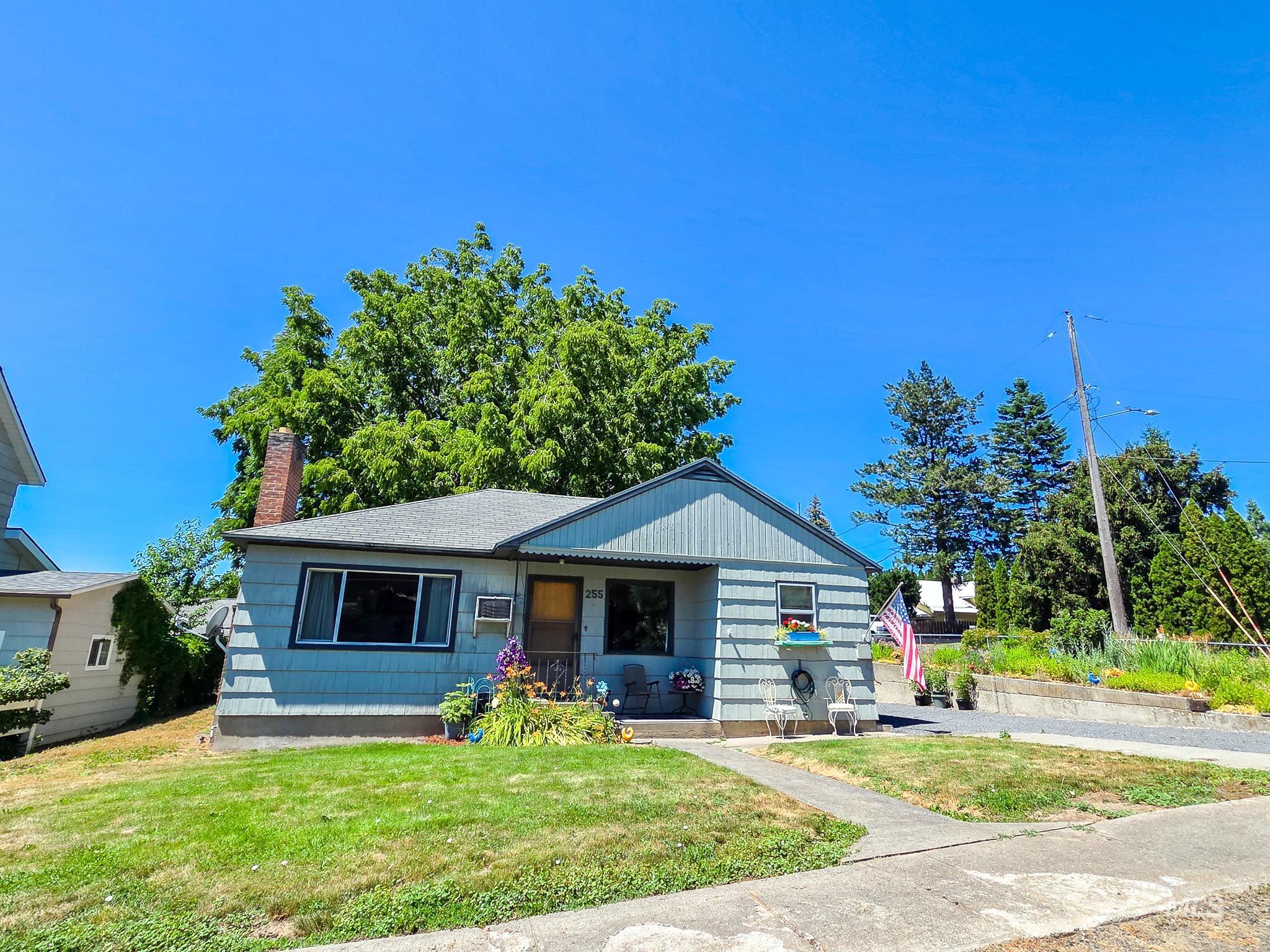 255 N Pine St, Genesee, Idaho 83832, 3 Bedrooms, 1.5 Bathrooms, Residential For Sale, Price $329,900,MLS 98993370