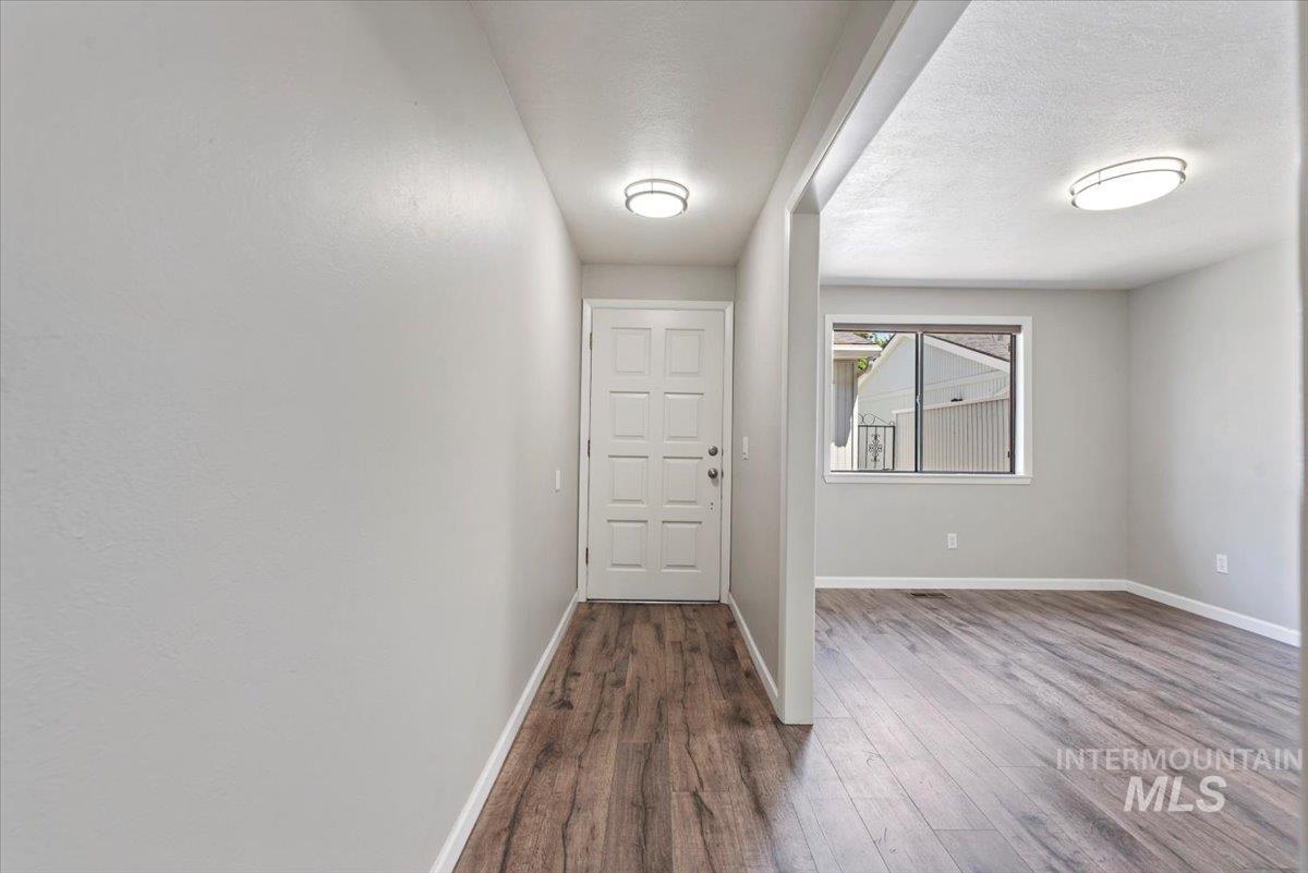 275 W Arrowrock Ln, Boise, Idaho 83706, 3 Bedrooms, 3 Bathrooms, Residential For Sale, Price $470,000,MLS 98993371
