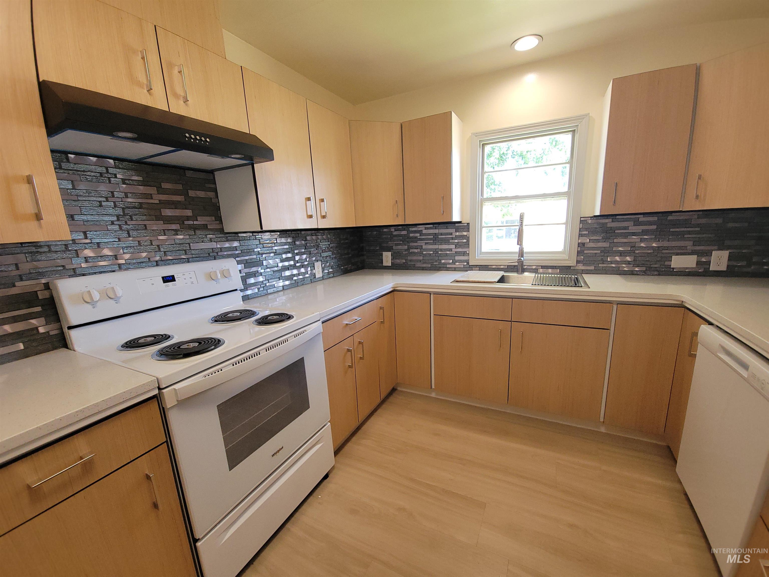 715 E Lincoln, Nampa, Idaho 83686, 3 Bedrooms, 1 Bathroom, Residential Income For Sale, Price $415,000, 98993377