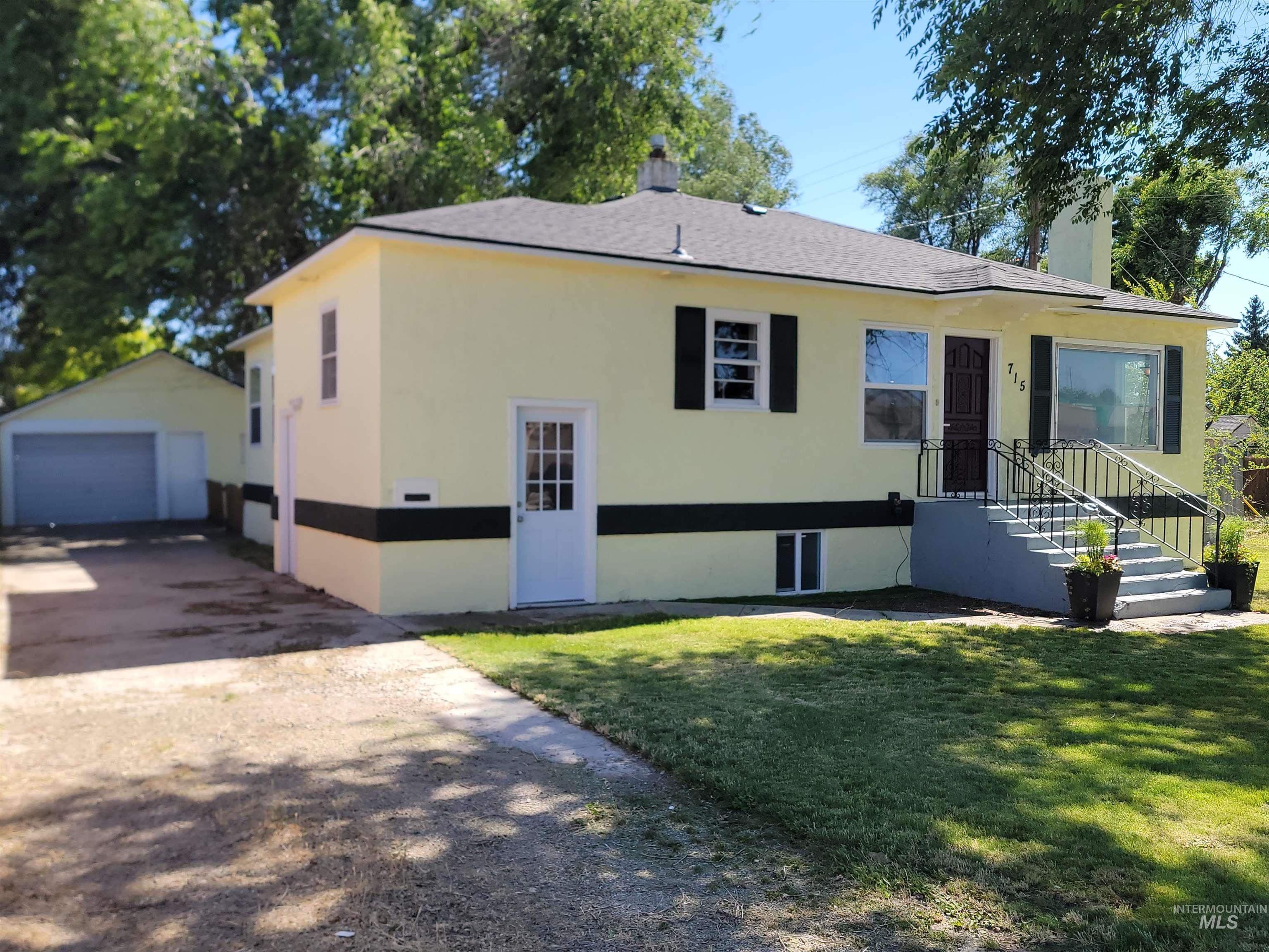 715 E Lincoln, Nampa, Idaho 83686, 3 Bedrooms, 1 Bathroom, Residential Income For Sale, Price $415,000, 98993377