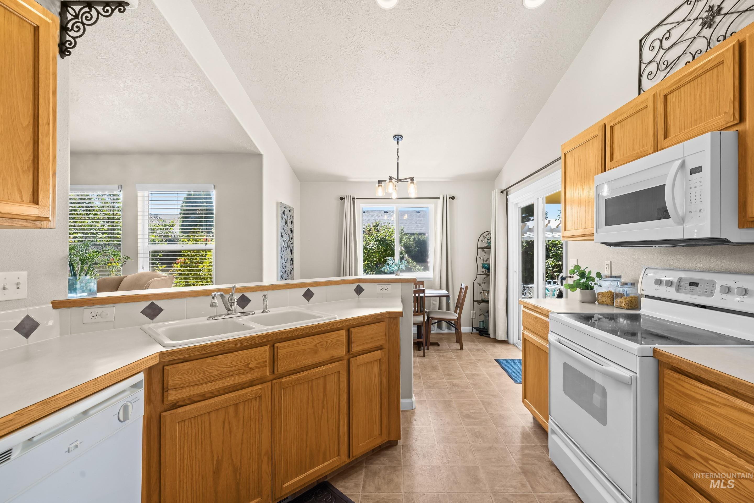 8671 W Thunder Mountain Dr, Boise, Idaho 83709, 3 Bedrooms, 2 Bathrooms, Residential For Sale, Price $414,900, 98993402