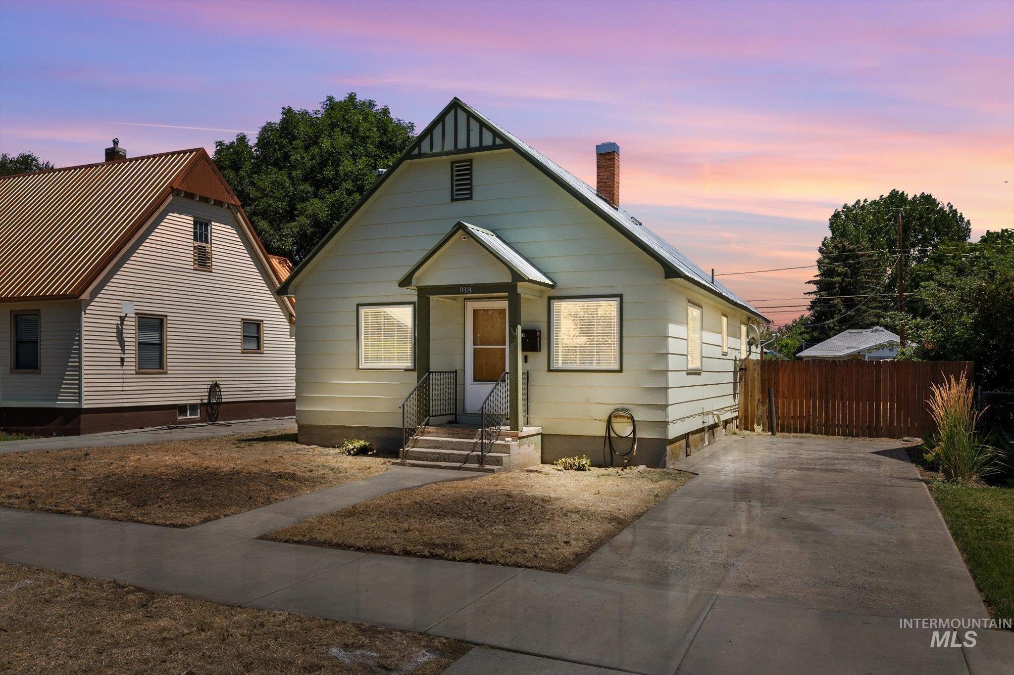 918 W 3rd St, Weiser, Idaho 83672, 3 Bedrooms, 2 Bathrooms, Residential For Sale, Price $319,500, 98993405