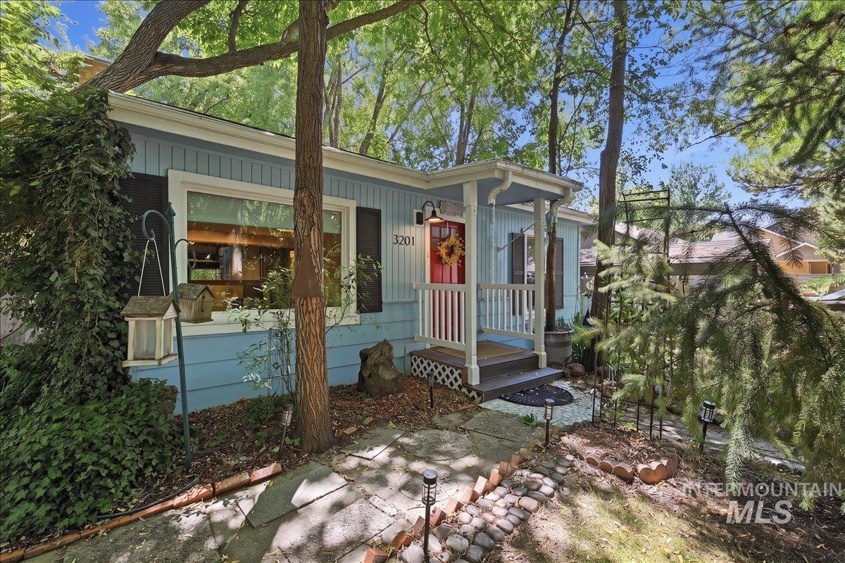 3201 W Bellomy Ln, Boise, Idaho 83703, 3 Bedrooms, 2 Bathrooms, Residential For Sale, Price $550,000, 98993411