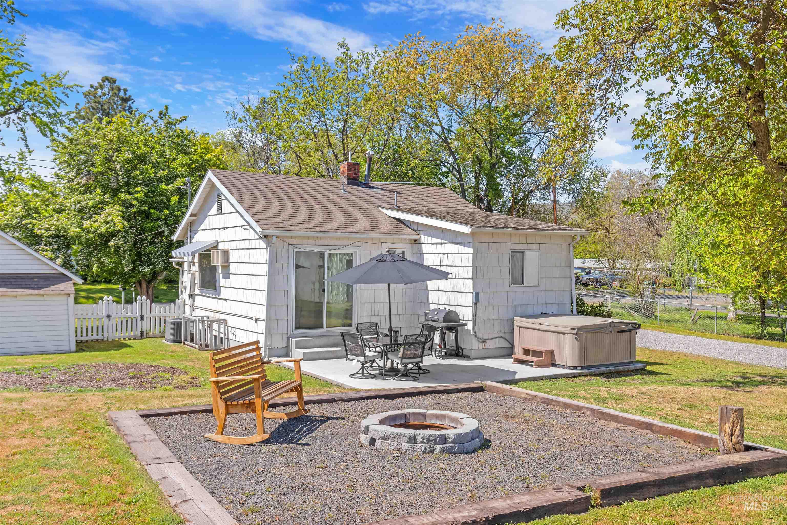 1047 Francis Street, Clarkston, Washington 99403, 2 Bedrooms, 1.5 Bathrooms, Residential For Sale, Price $279,000, 98993412