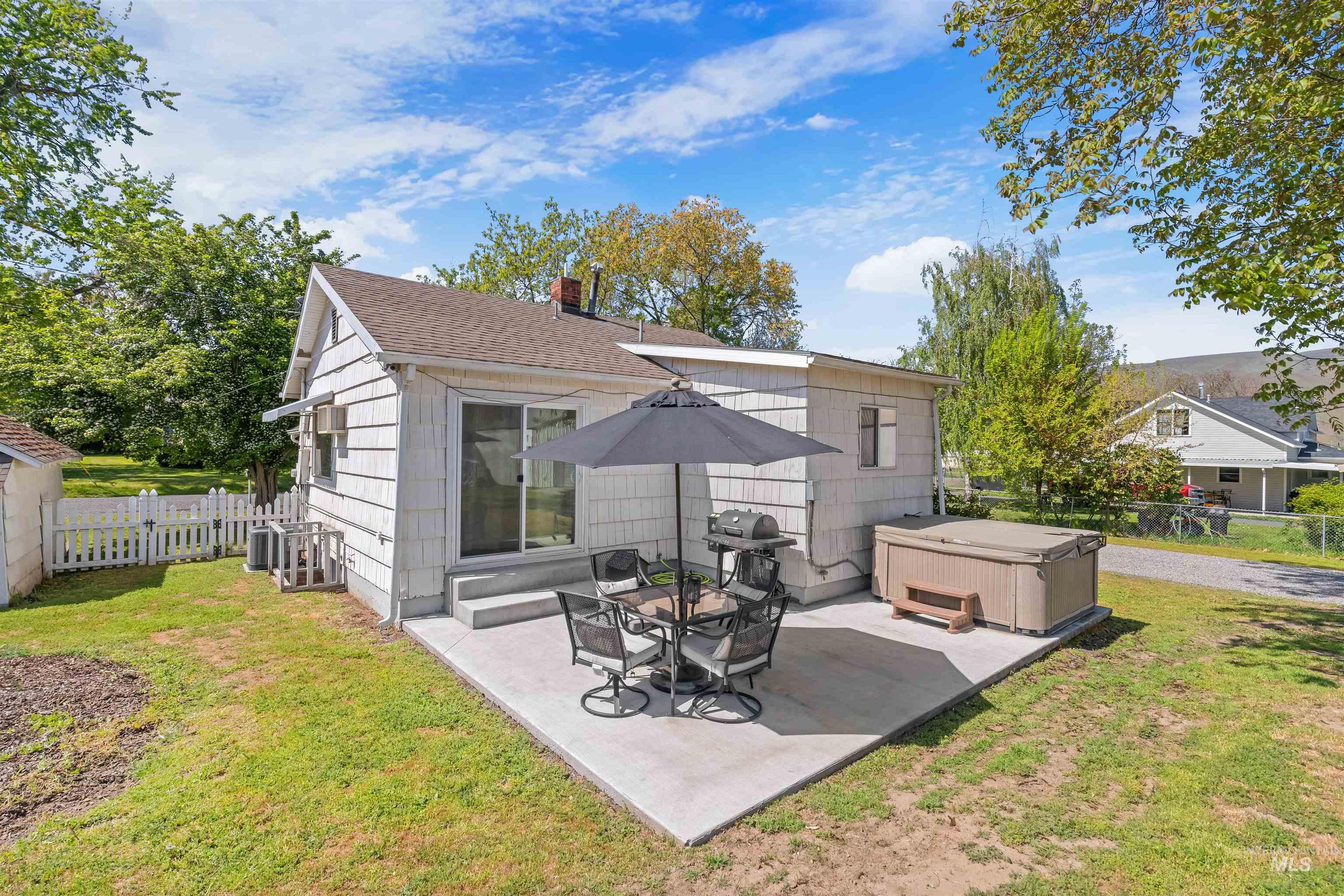 1047 Francis Street, Clarkston, Washington 99403, 2 Bedrooms, 1.5 Bathrooms, Residential For Sale, Price $279,000, 98993412