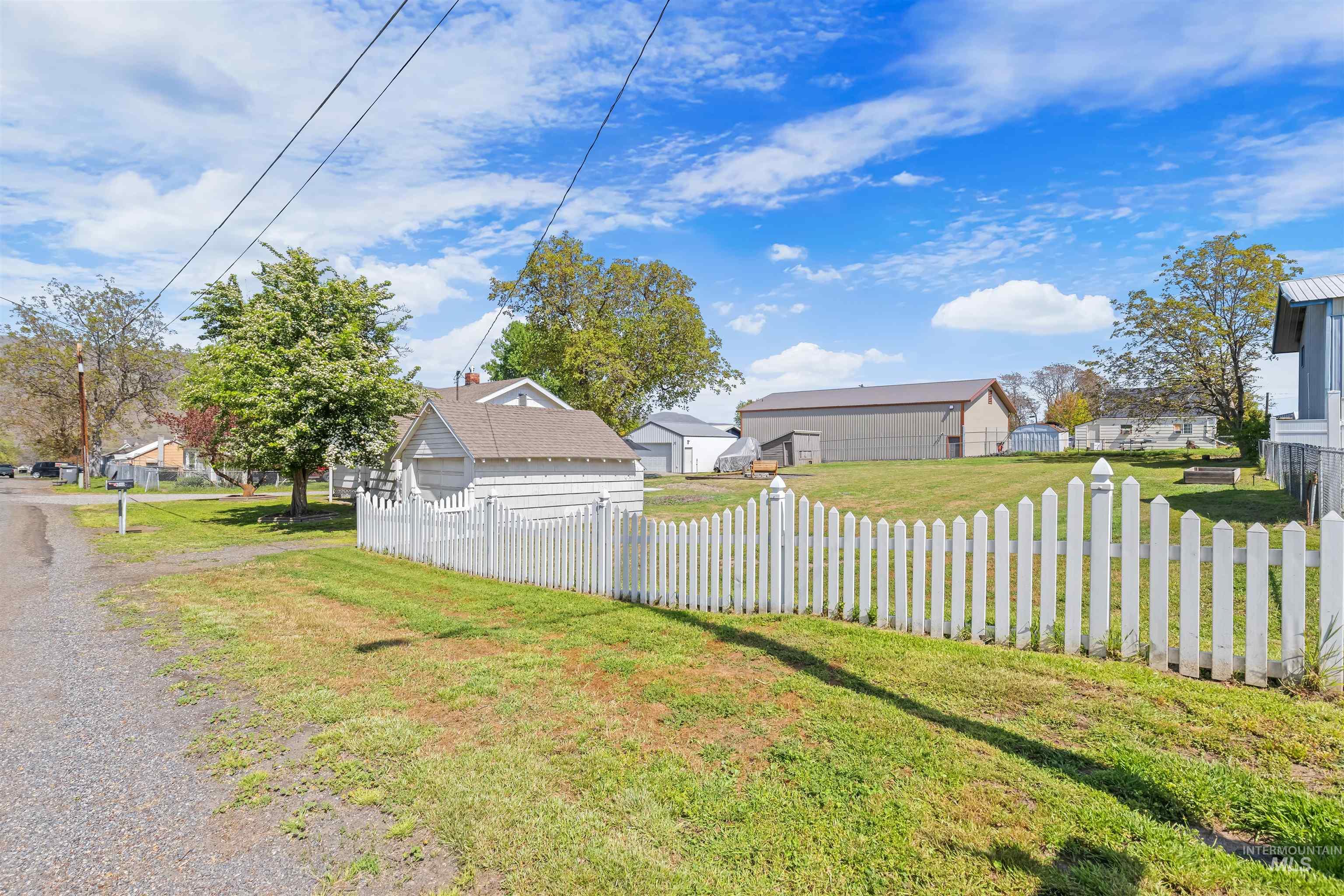 1047 Francis Street, Clarkston, Washington 99403, 2 Bedrooms, 1.5 Bathrooms, Residential For Sale, Price $279,000, 98993412