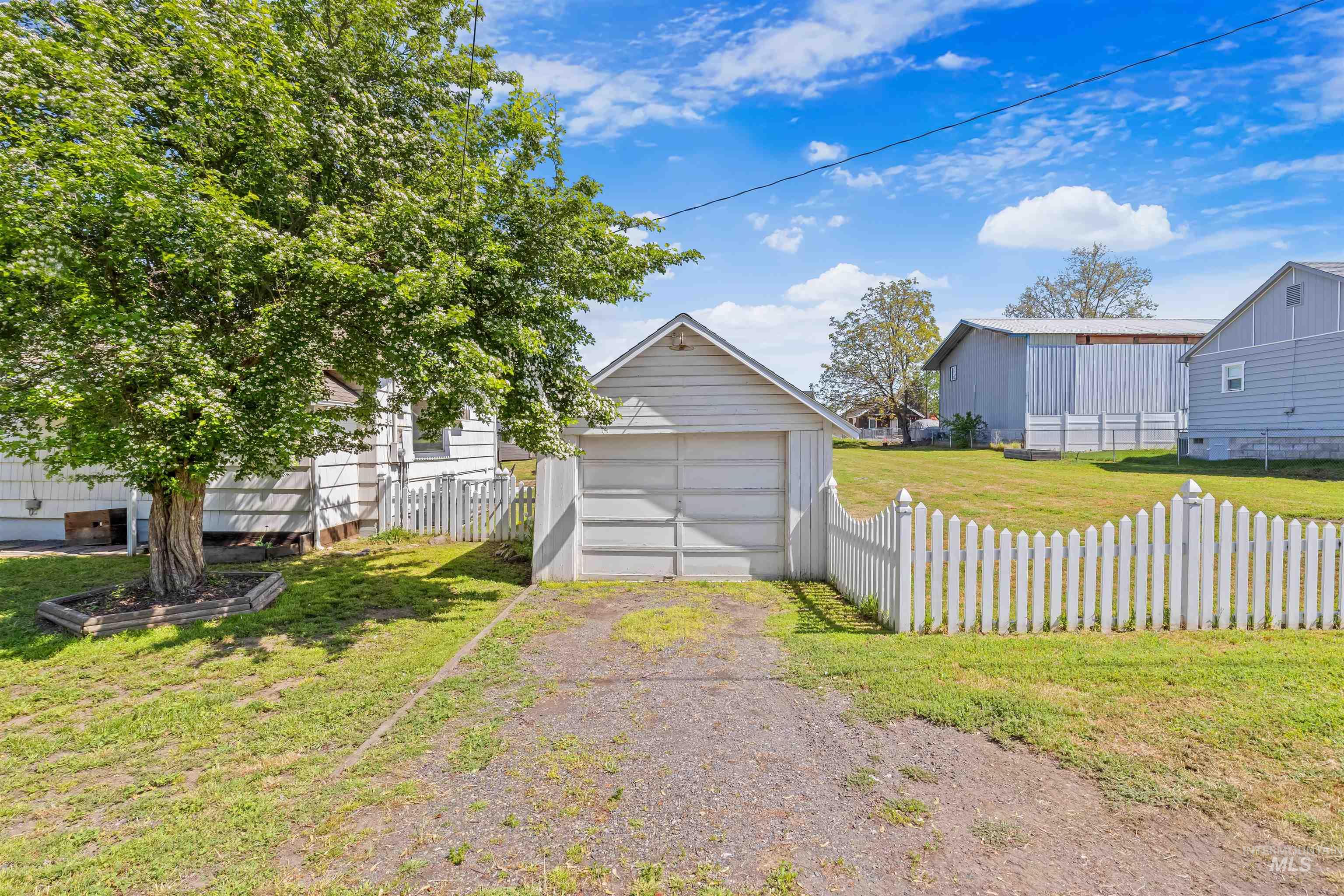 1047 Francis Street, Clarkston, Washington 99403, 2 Bedrooms, 1.5 Bathrooms, Residential For Sale, Price $279,000, 98993412
