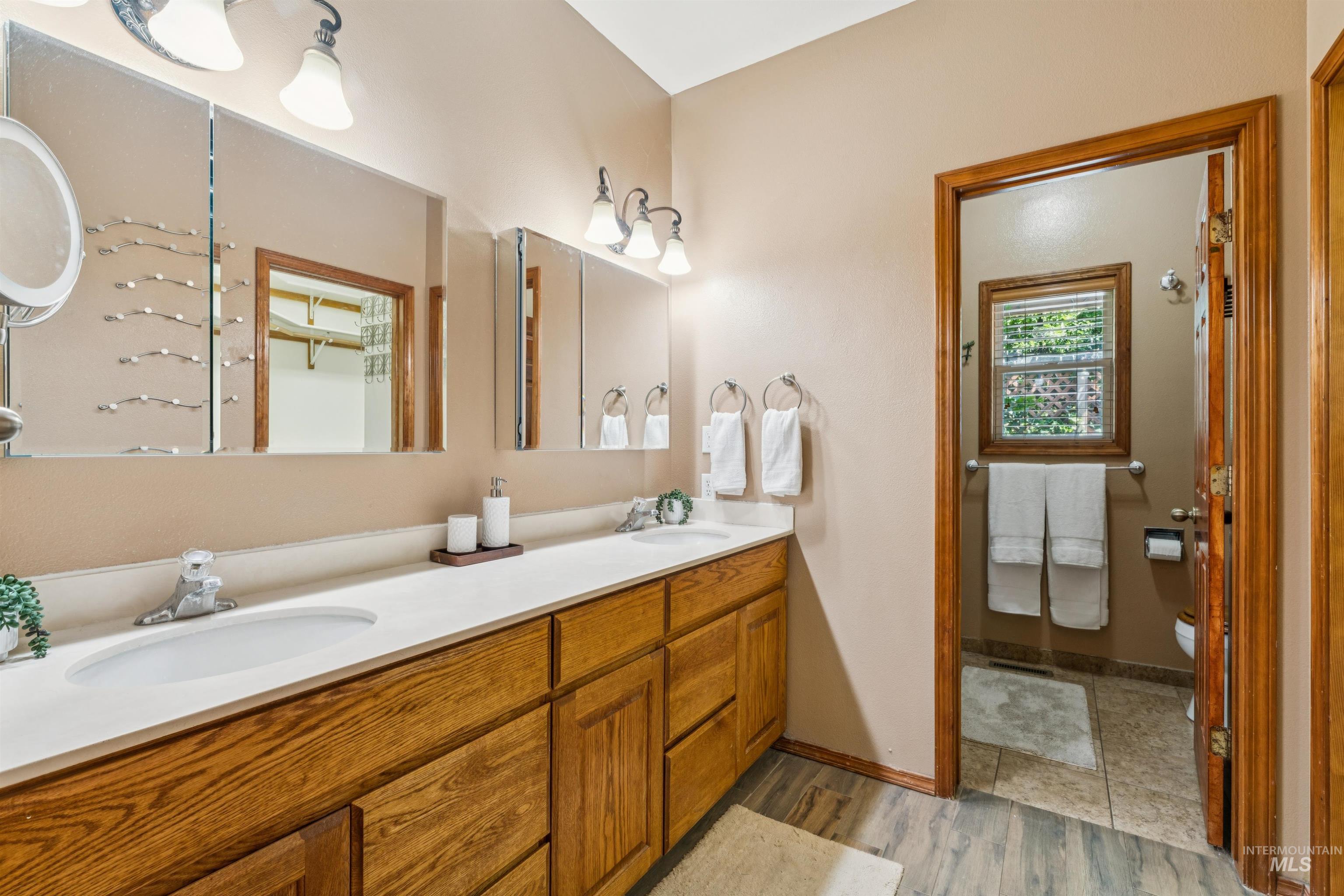 5108 W Cove St, Garden City, Idaho 83714, 2 Bedrooms, 2 Bathrooms, Residential For Sale, Price $560,000, 98993420