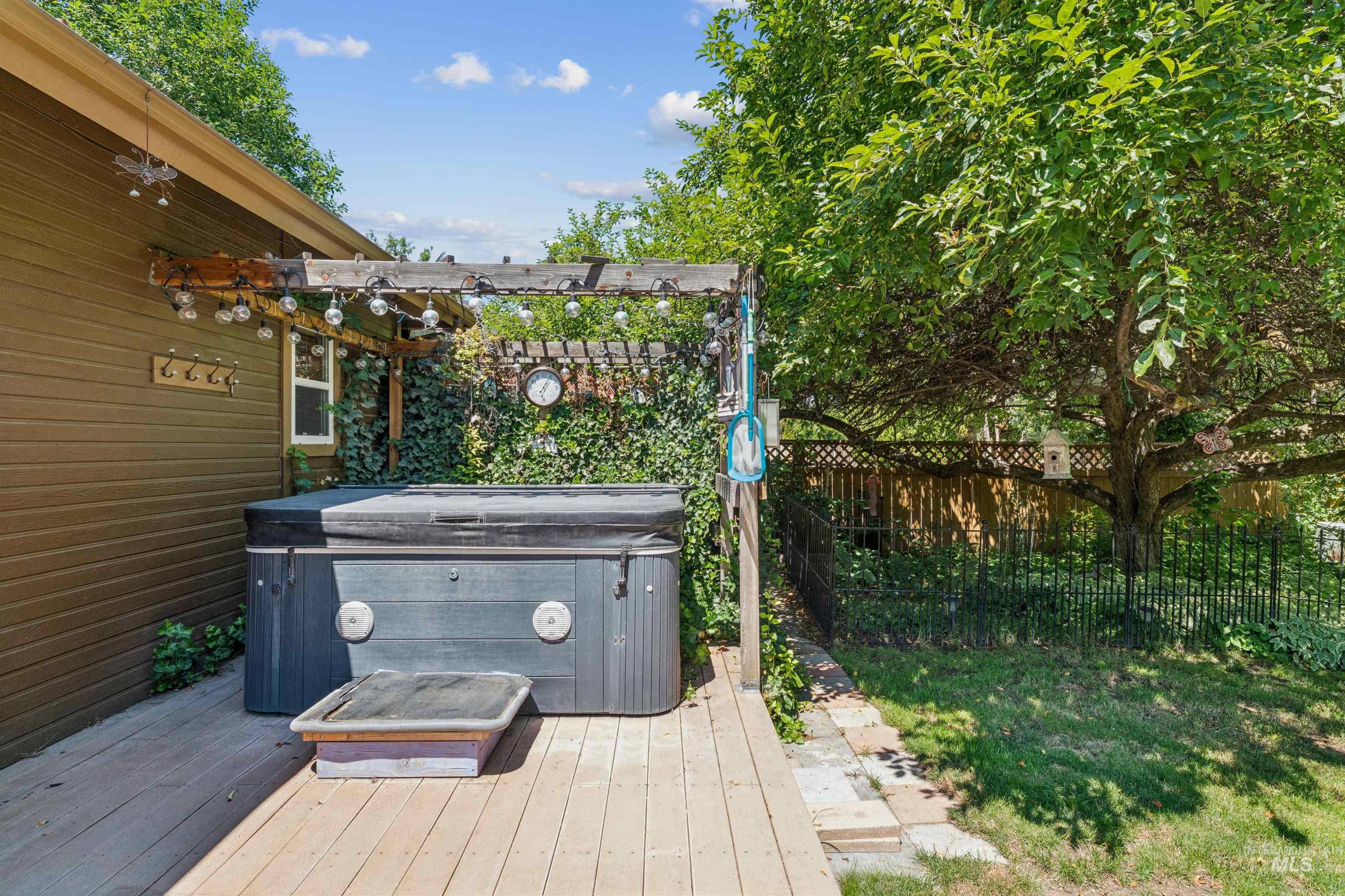 5108 W Cove St, Garden City, Idaho 83714, 2 Bedrooms, 2 Bathrooms, Residential For Sale, Price $560,000, 98993420