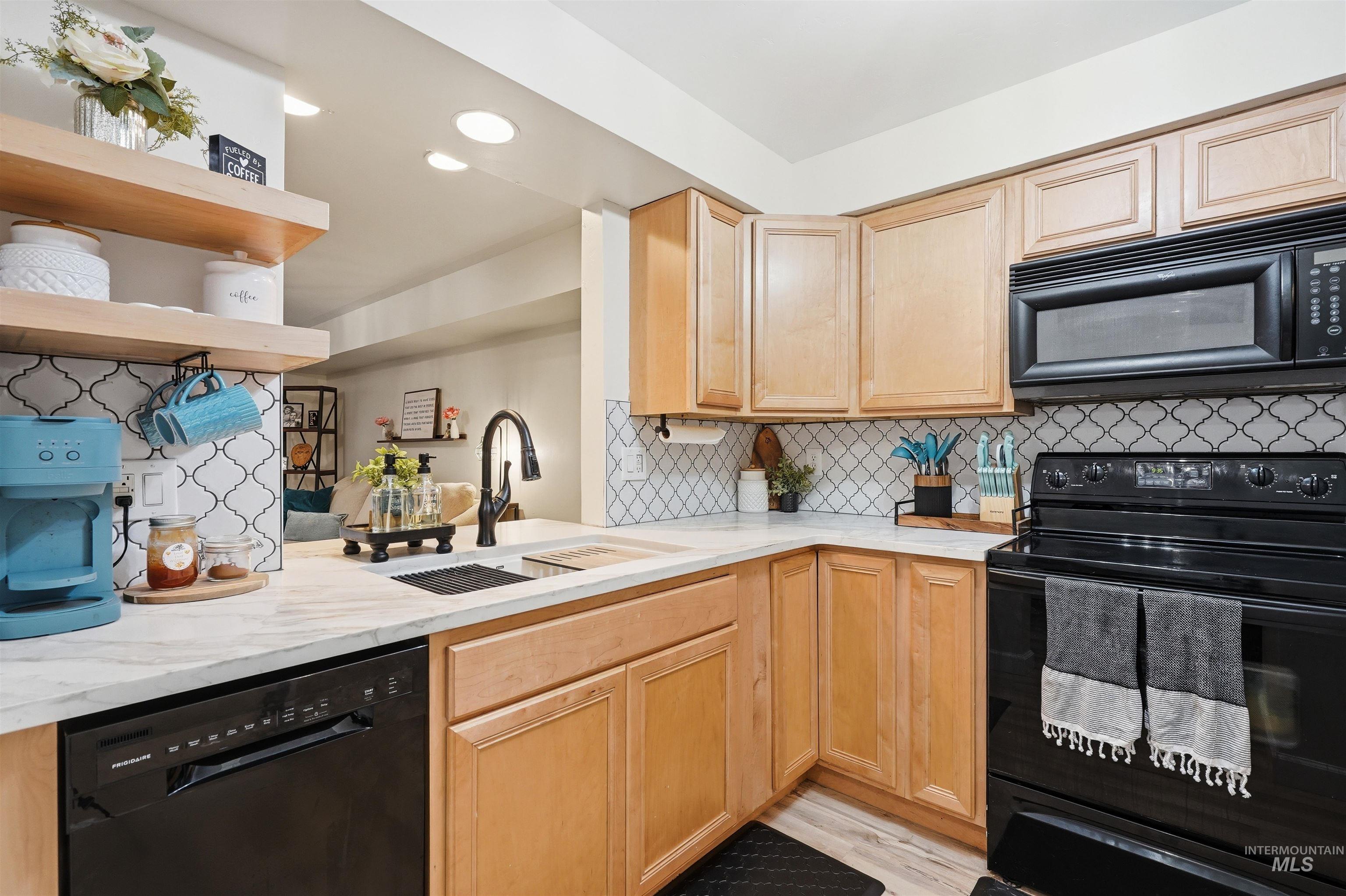 312 N Eagle Glen Lane, Eagle, Idaho 83616, 2 Bedrooms, 1.5 Bathrooms, Residential For Sale, Price $320,995,MLS 98993461