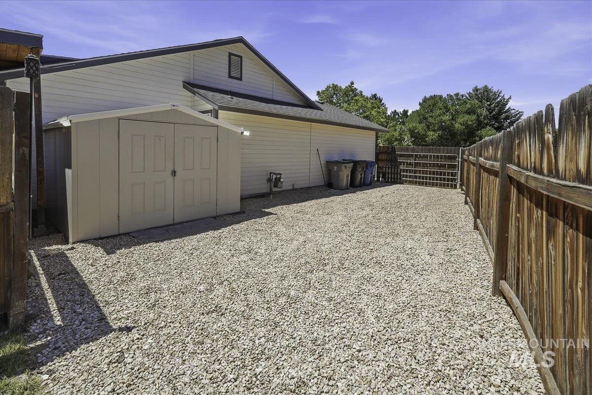 1579 E. Oakridge, Boise, Idaho 83716, 3 Bedrooms, 2 Bathrooms, Residential For Sale, Price $519,000,MLS 98993466