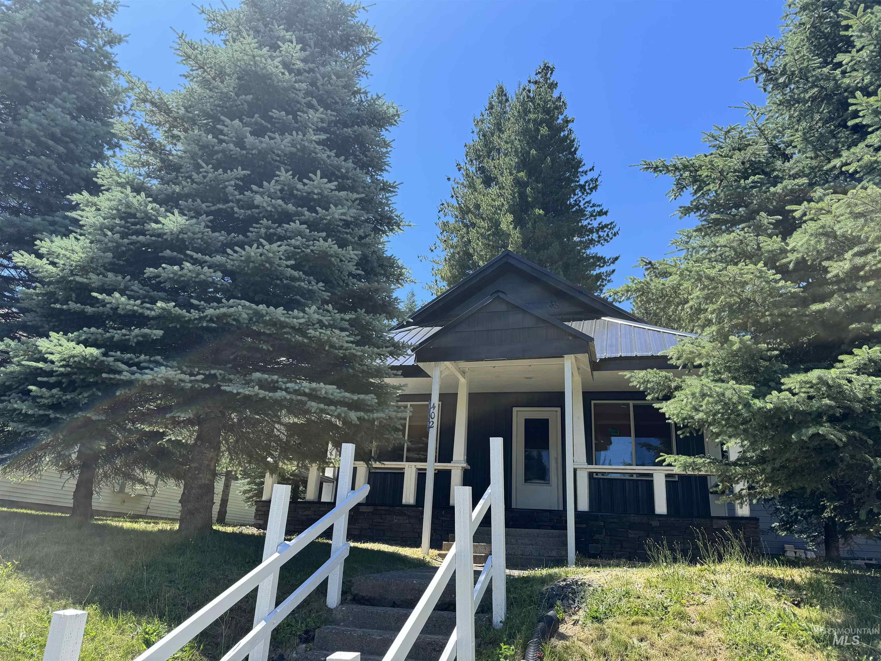 402 S 3rd St, Elk River, Idaho 83827, 2 Bedrooms, 1 Bathroom, Residential For Sale, Price $345,000, 98993500