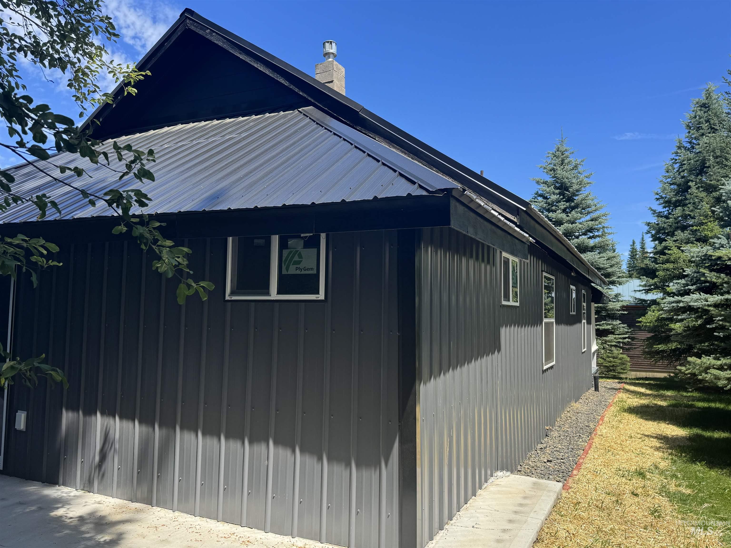 402 S 3rd St, Elk River, Idaho 83827, 2 Bedrooms, 1 Bathroom, Residential For Sale, Price $345,000, 98993500