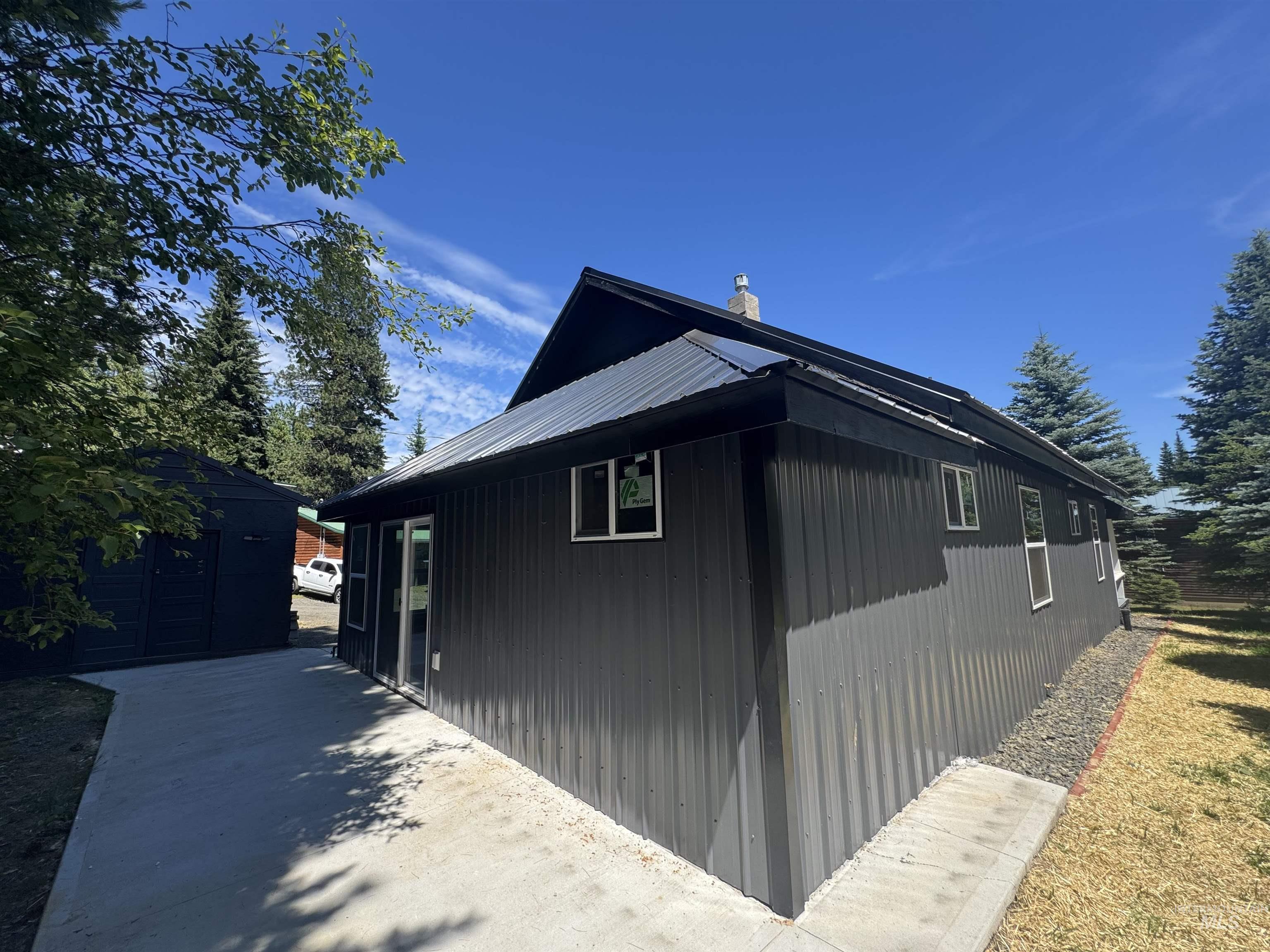 402 S 3rd St, Elk River, Idaho 83827, 2 Bedrooms, 1 Bathroom, Residential For Sale, Price $345,000, 98993500