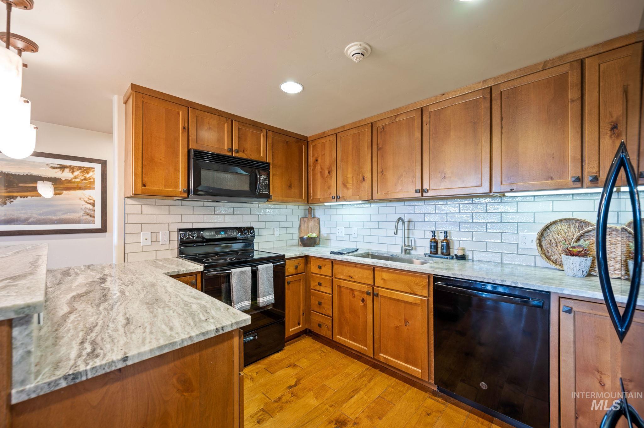 75 Arling Center Ct, Donnelly, Idaho 83615, 2 Bedrooms, 2 Bathrooms, Residential For Sale, Price $1,200,000,MLS 98993513