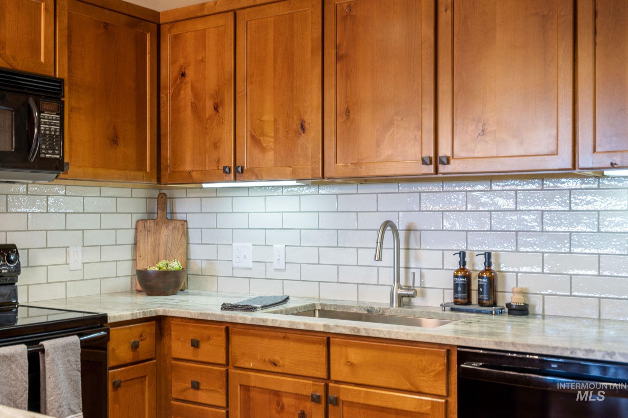 75 Arling Center Ct, Donnelly, Idaho 83615, 2 Bedrooms, 2 Bathrooms, Residential For Sale, Price $1,200,000,MLS 98993513