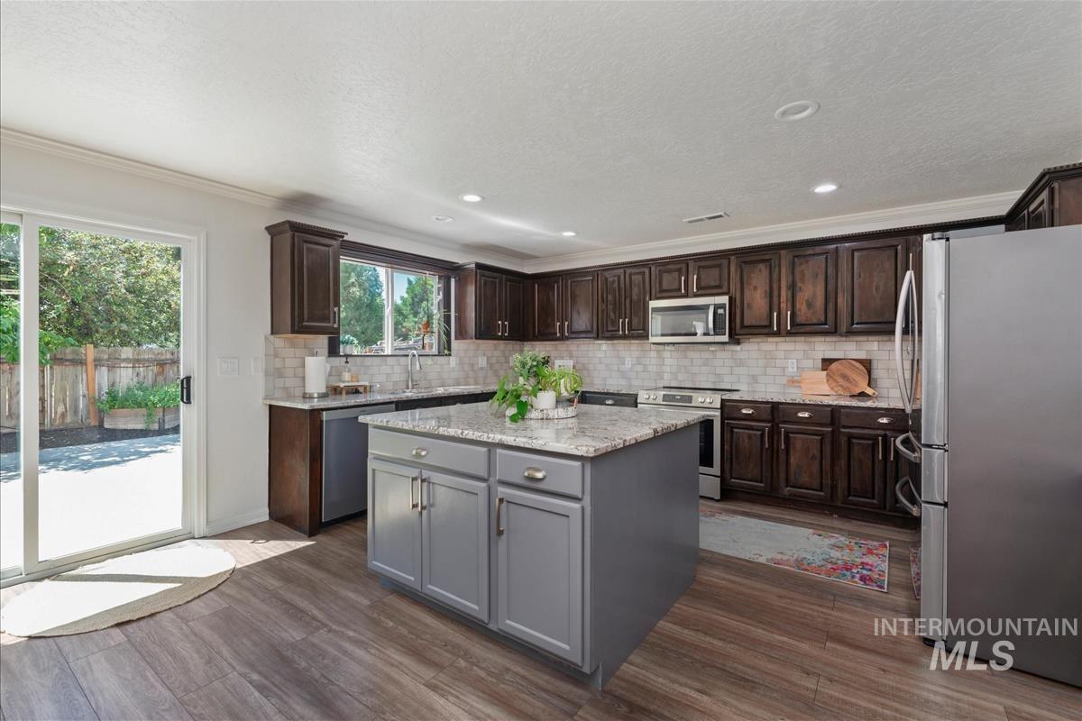 369 E Willow Creek Dr, Middleton, Idaho 83644, 5 Bedrooms, 3 Bathrooms, Residential For Sale, Price $530,000,MLS 98993530