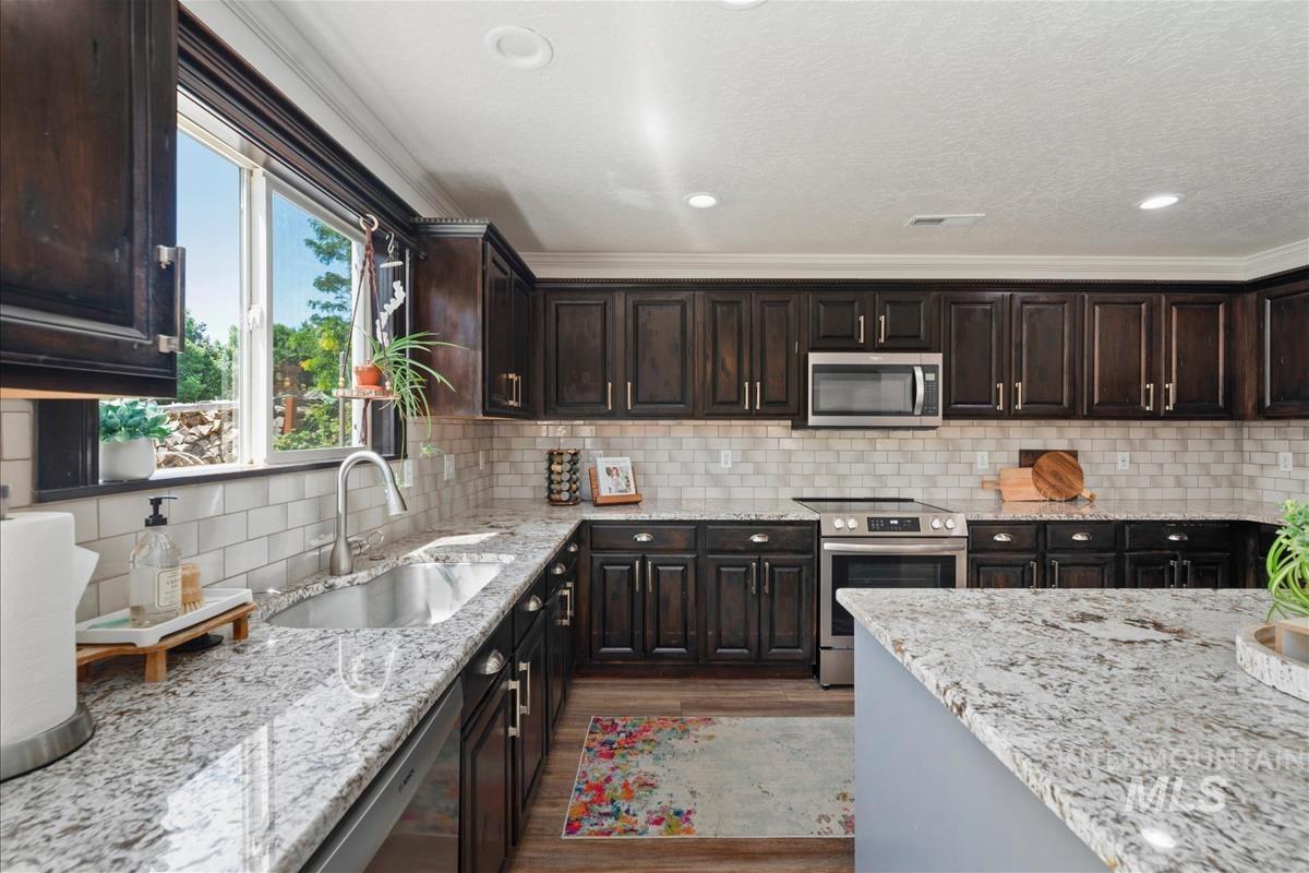369 E Willow Creek Dr, Middleton, Idaho 83644, 5 Bedrooms, 3 Bathrooms, Residential For Sale, Price $530,000,MLS 98993530