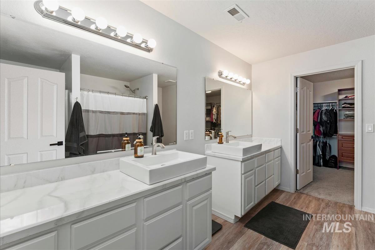 369 E Willow Creek Dr, Middleton, Idaho 83644, 5 Bedrooms, 3 Bathrooms, Residential For Sale, Price $530,000,MLS 98993530