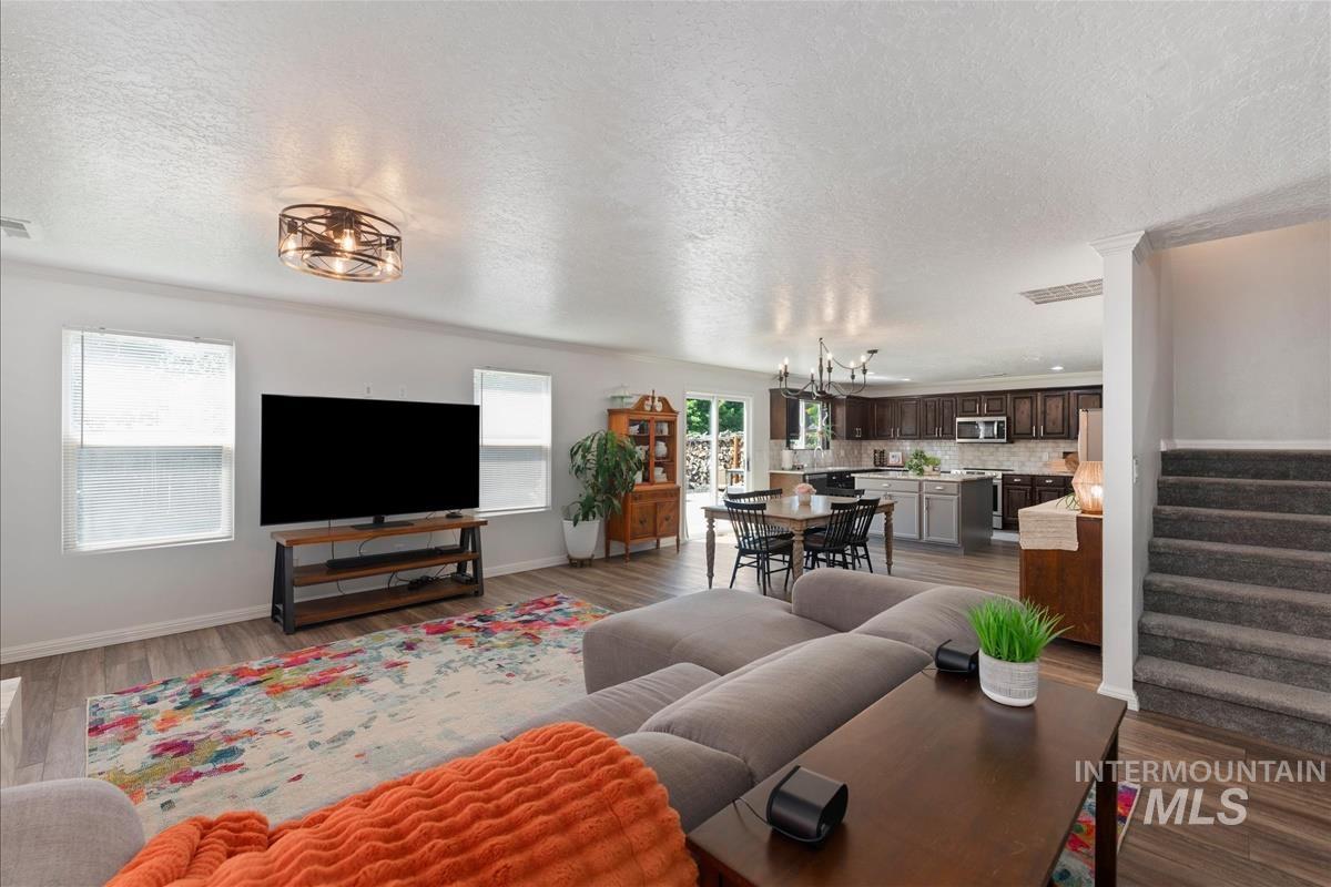 369 E Willow Creek Dr, Middleton, Idaho 83644, 5 Bedrooms, 3 Bathrooms, Residential For Sale, Price $530,000,MLS 98993530