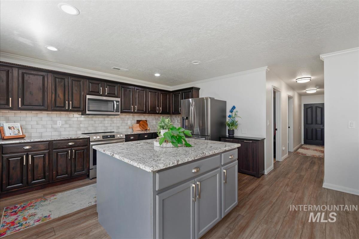 369 E Willow Creek Dr, Middleton, Idaho 83644, 5 Bedrooms, 3 Bathrooms, Residential For Sale, Price $530,000,MLS 98993530