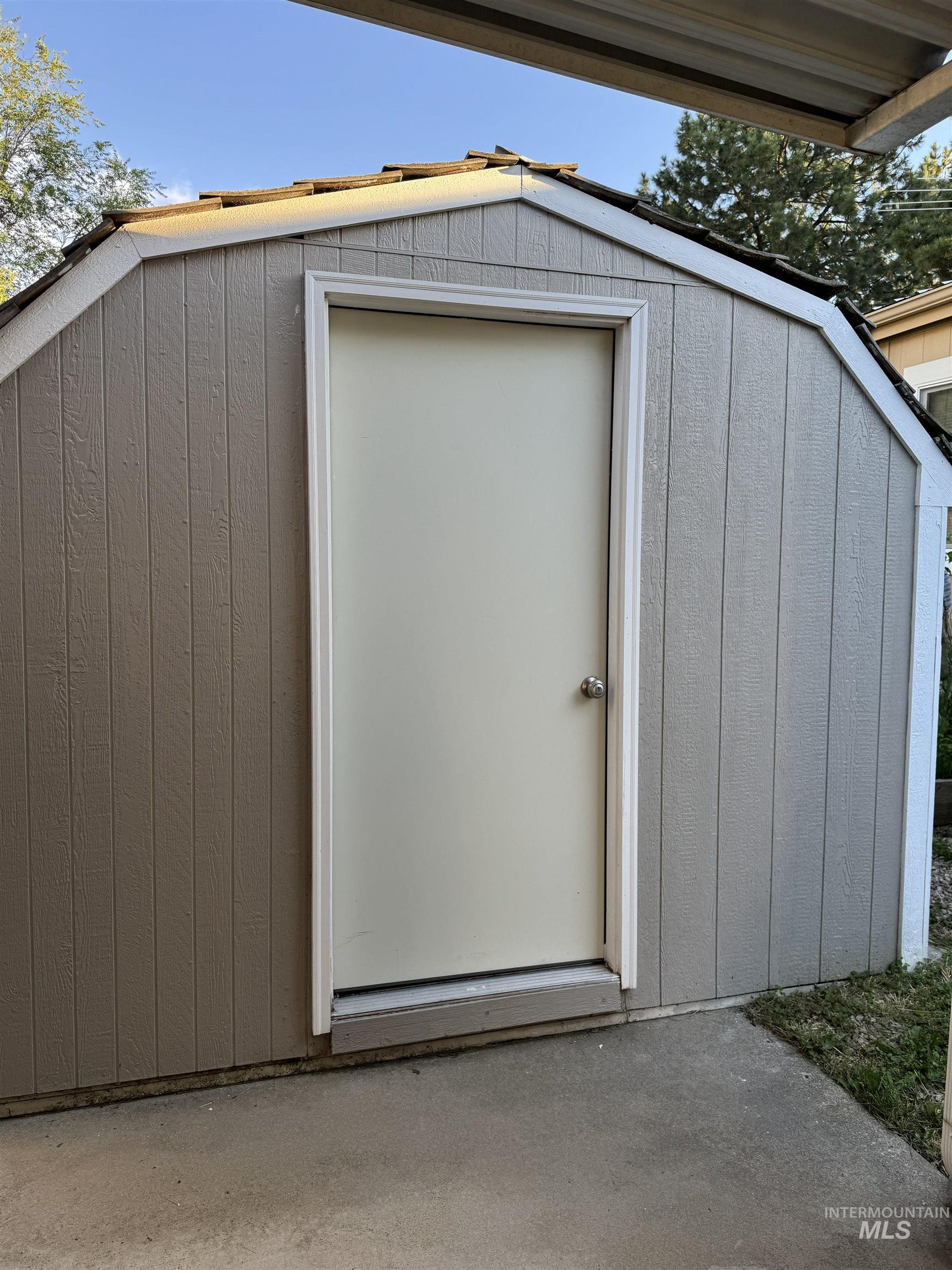 8075 Appomattox, Garden City, Idaho 83714, 2 Bedrooms, 2 Bathrooms, Residential For Sale, Price $129,000,MLS 98993531