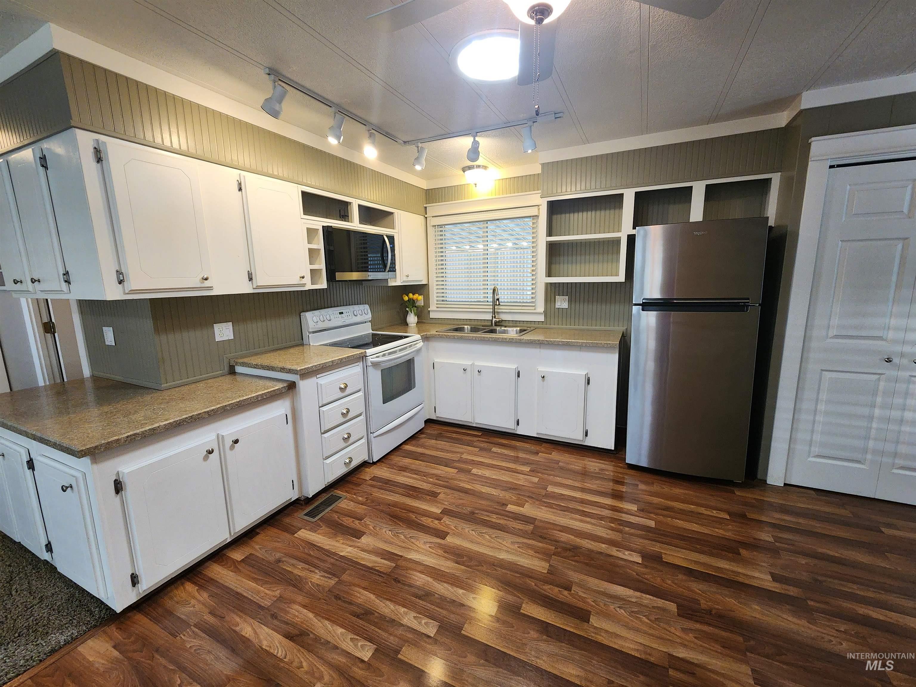 8075 Appomattox, Garden City, Idaho 83714, 2 Bedrooms, 2 Bathrooms, Residential For Sale, Price $129,000,MLS 98993531