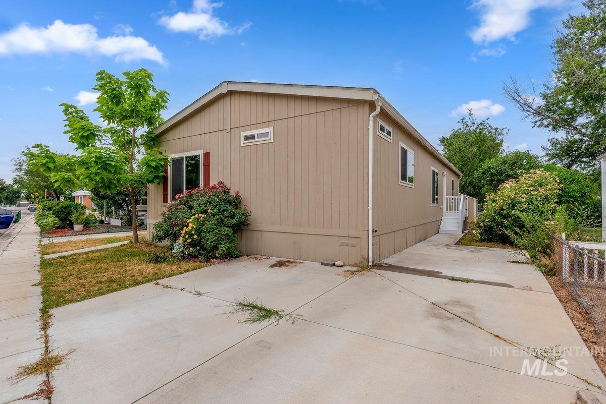 517 N Meadowland Dr, Boise, Idaho 83713, 3 Bedrooms, 2 Bathrooms, Residential For Sale, Price $109,990,MLS 98993536
