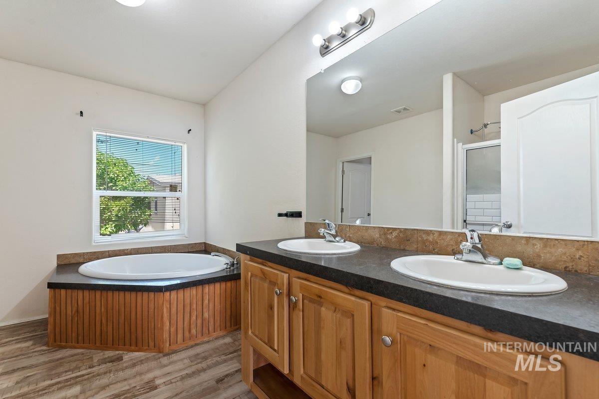 517 N Meadowland Dr, Boise, Idaho 83713, 3 Bedrooms, 2 Bathrooms, Residential For Sale, Price $109,990,MLS 98993536