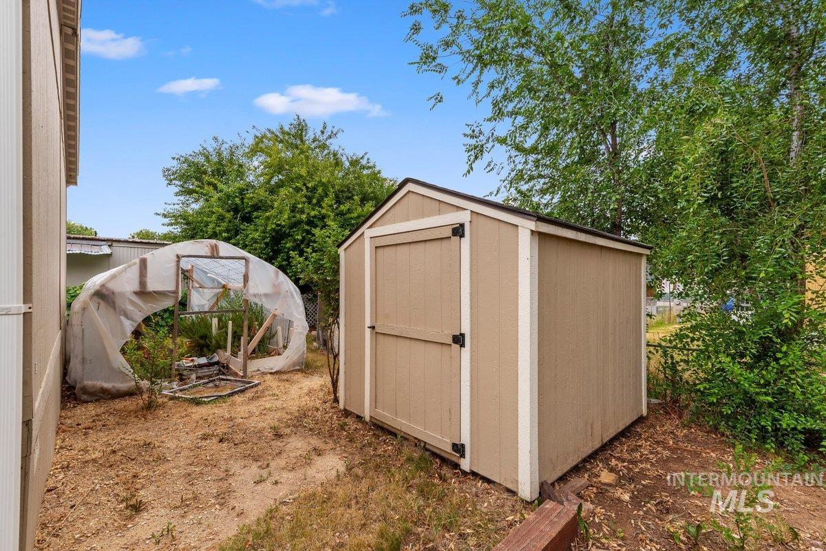 517 N Meadowland Dr, Boise, Idaho 83713, 3 Bedrooms, 2 Bathrooms, Residential For Sale, Price $109,990,MLS 98993536