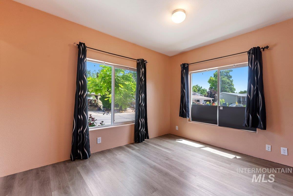 517 N Meadowland Dr, Boise, Idaho 83713, 3 Bedrooms, 2 Bathrooms, Residential For Sale, Price $109,990,MLS 98993536