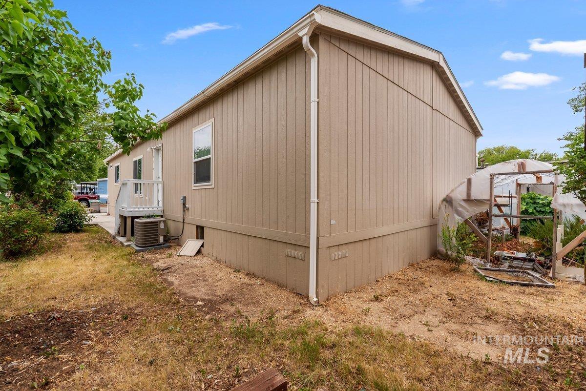 517 N Meadowland Dr, Boise, Idaho 83713, 3 Bedrooms, 2 Bathrooms, Residential For Sale, Price $109,990,MLS 98993536